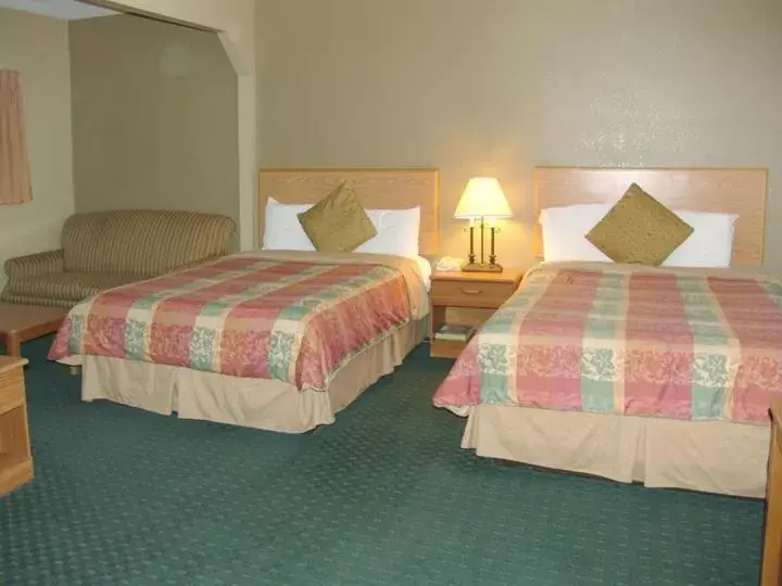 Bed in Holland Inn and Suites