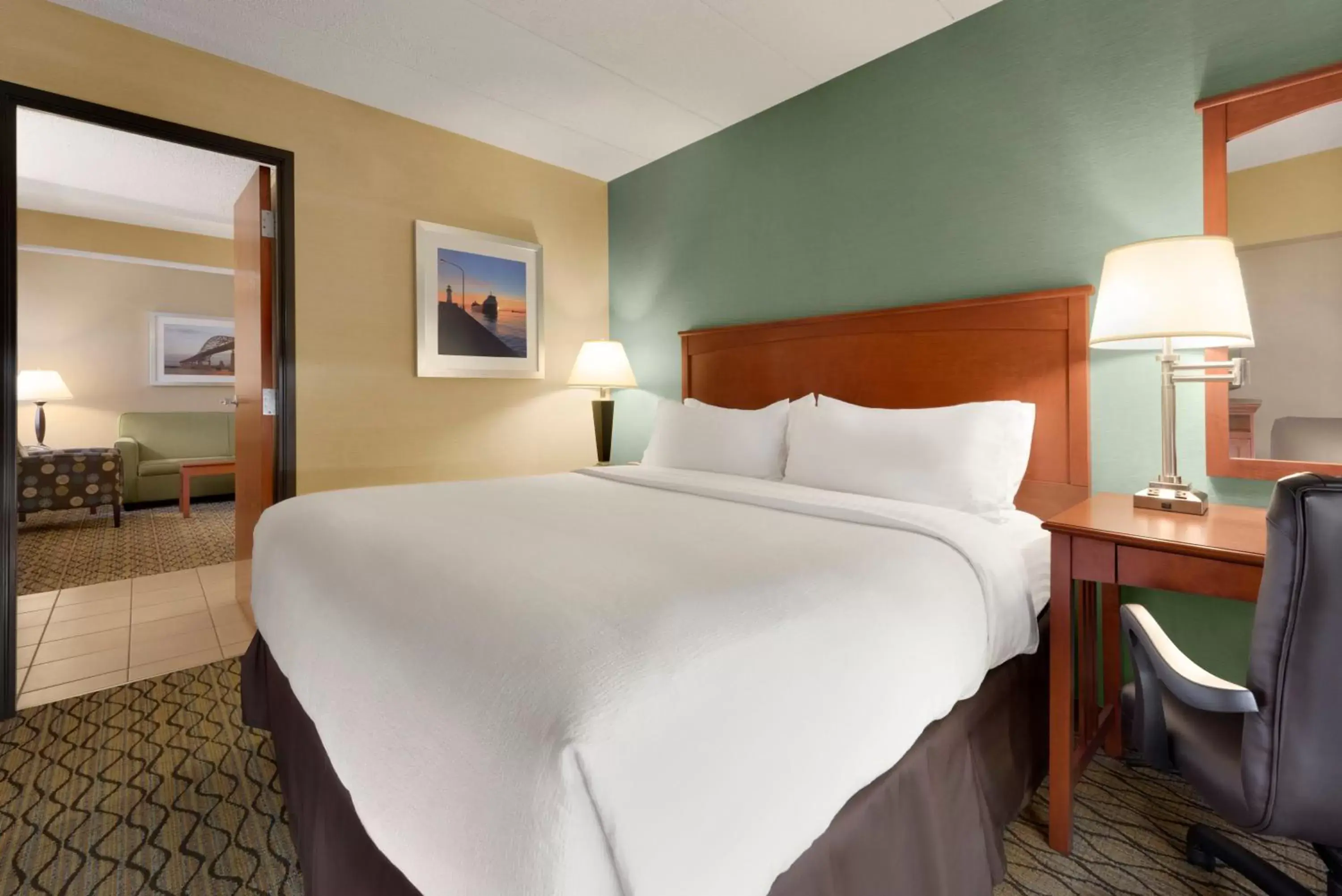 Bedroom, Bed in Holiday Inn & Suites Duluth-Downtown, an IHG Hotel