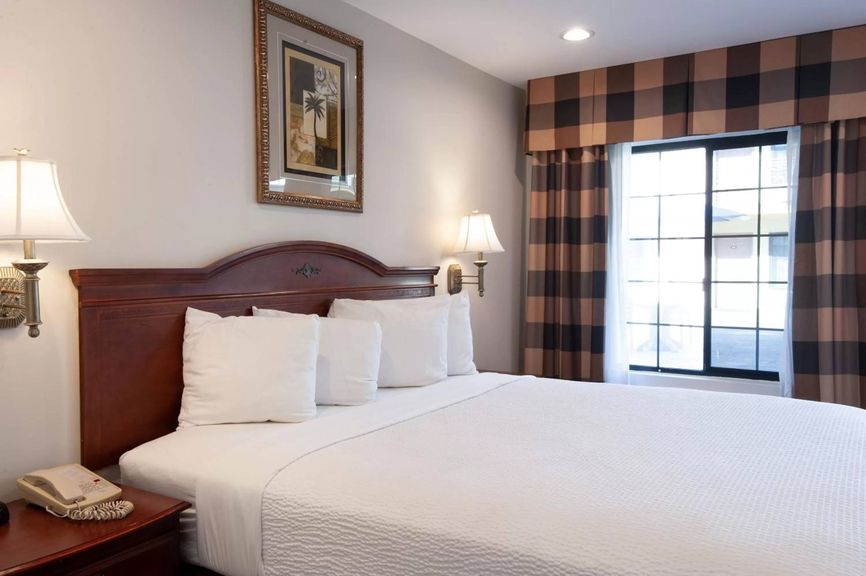 Standard King Room - Non-Smoking  in Studio City Court Yard Hotel