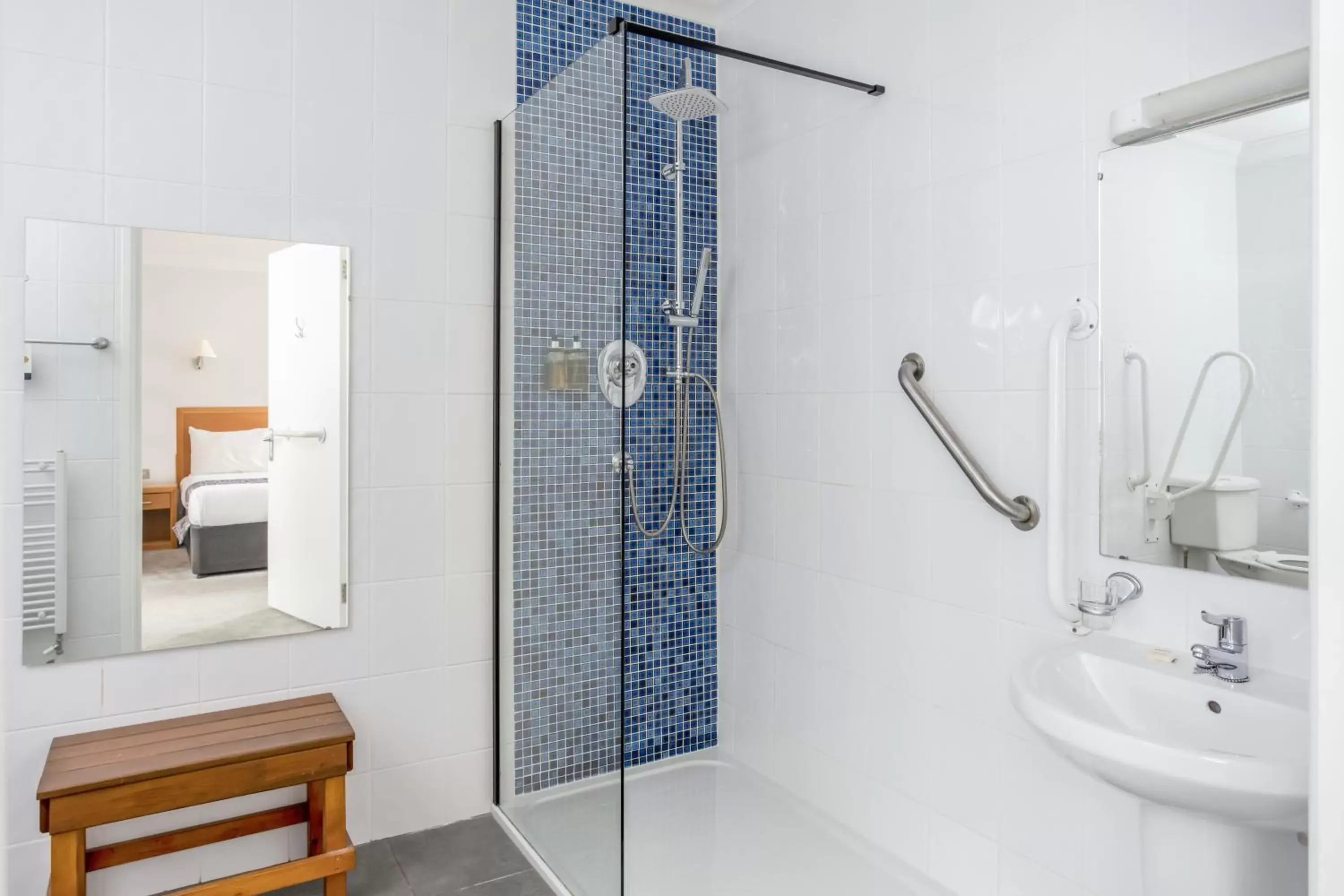 Shower, Bathroom in The Kilbirnie Hotel