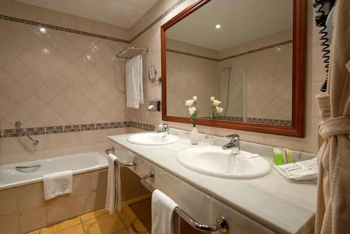 Bathroom in Hotel IPV Palace & Spa - Adults Recommended