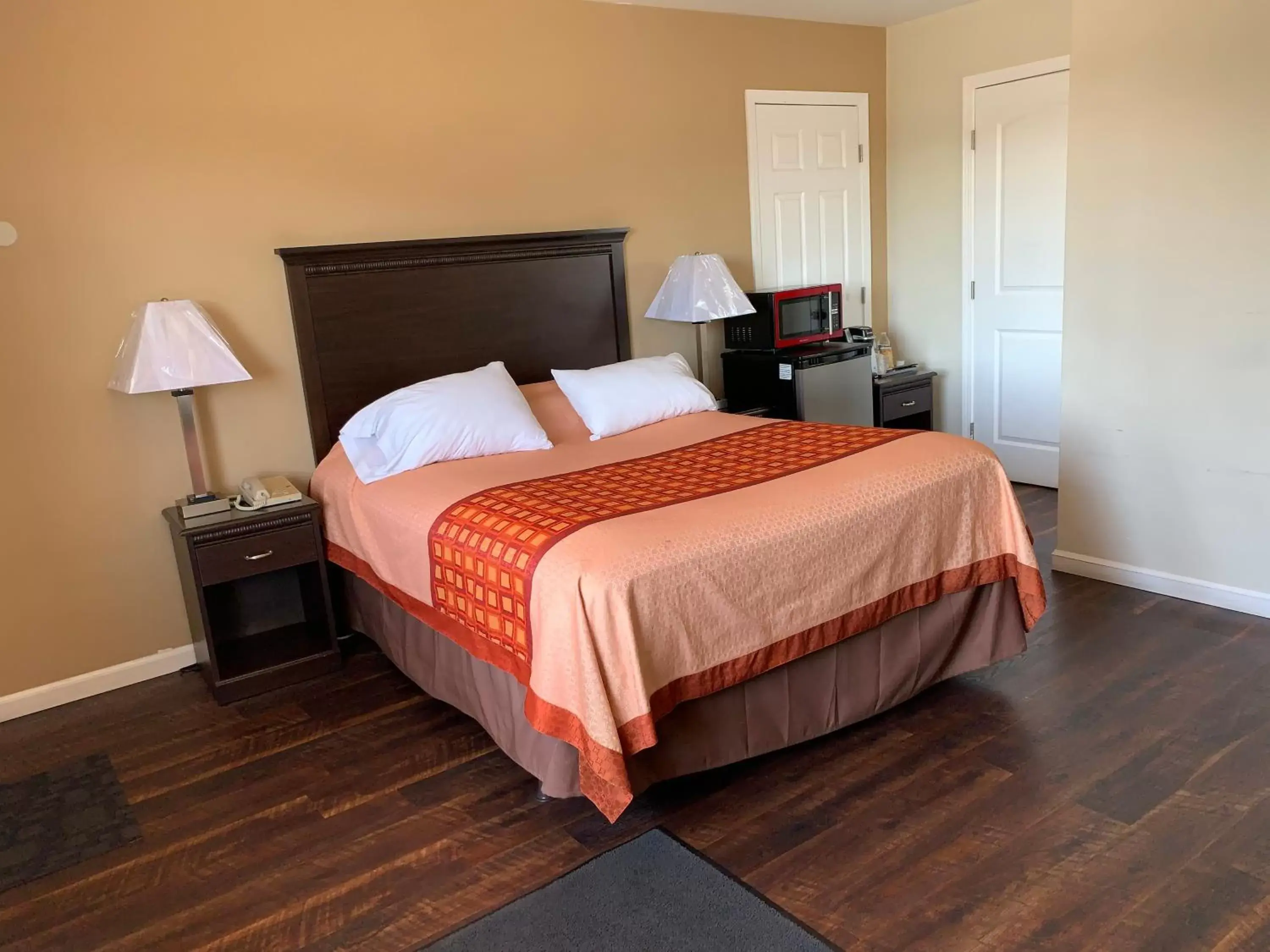 Photo of the whole room, Bed in Redwood Inn