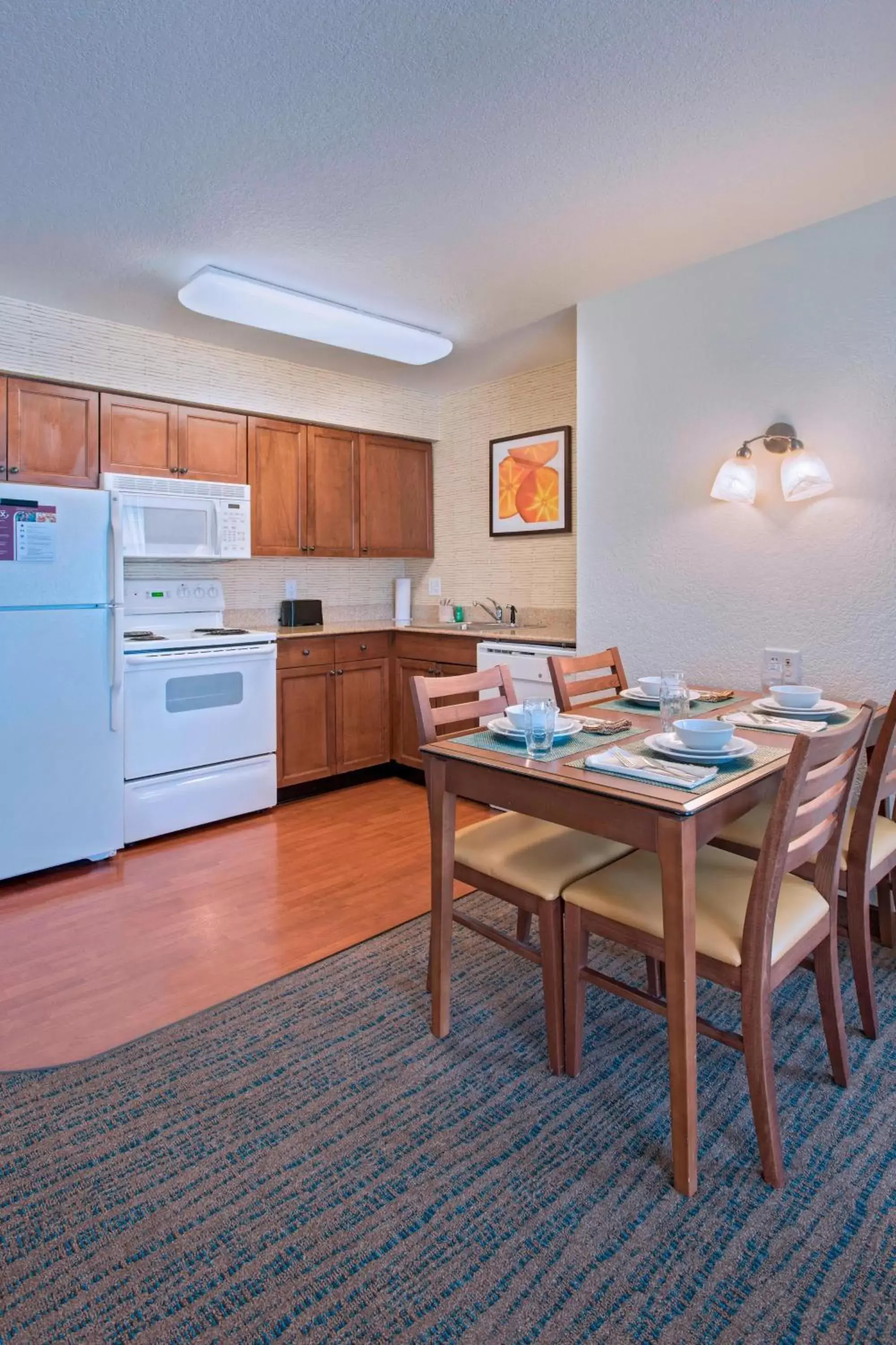 Kitchen or kitchenette, Dining Area in Residence Inn Columbia