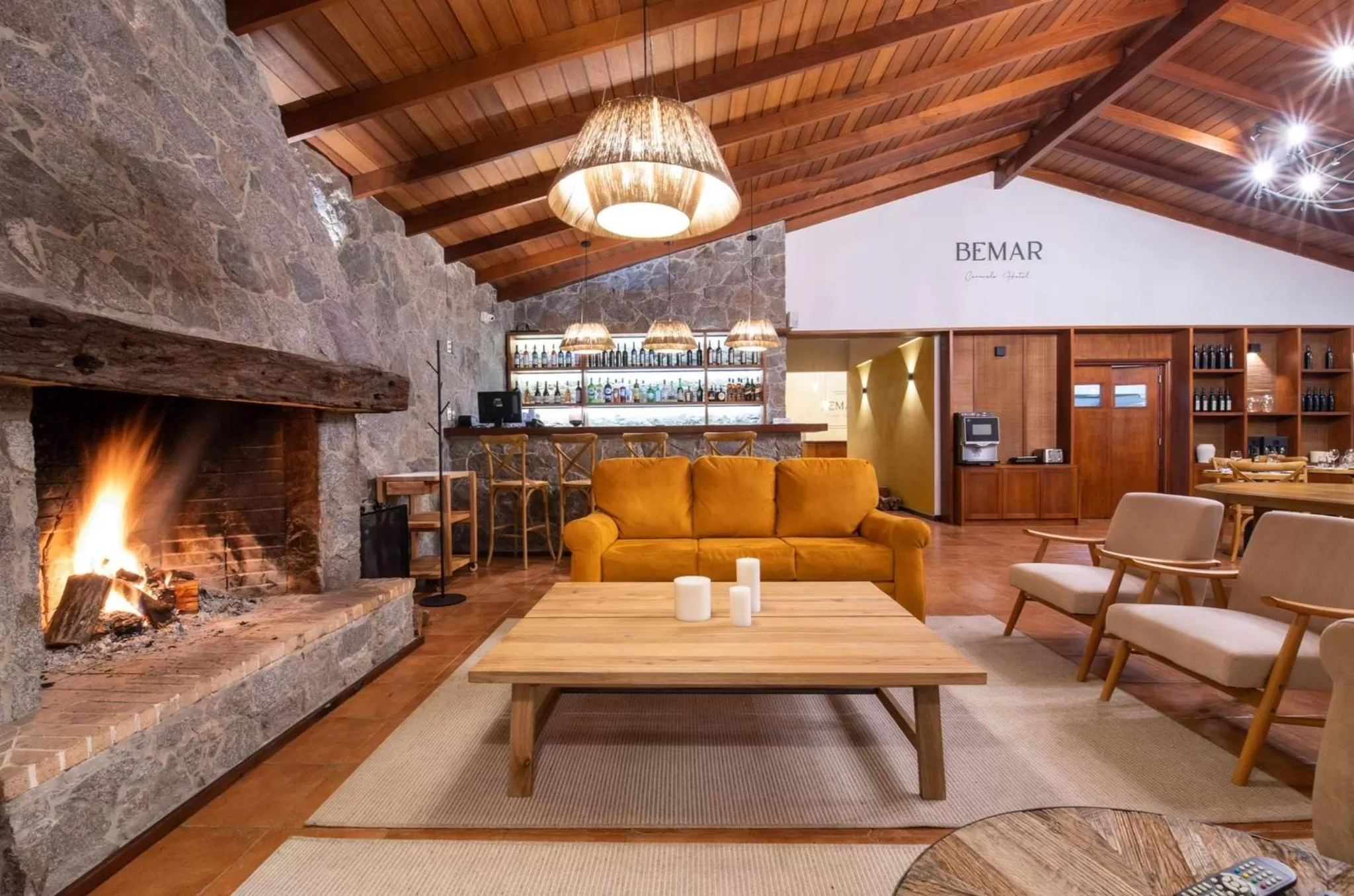 Restaurant/places to eat in Bemar Carmelo Hotel