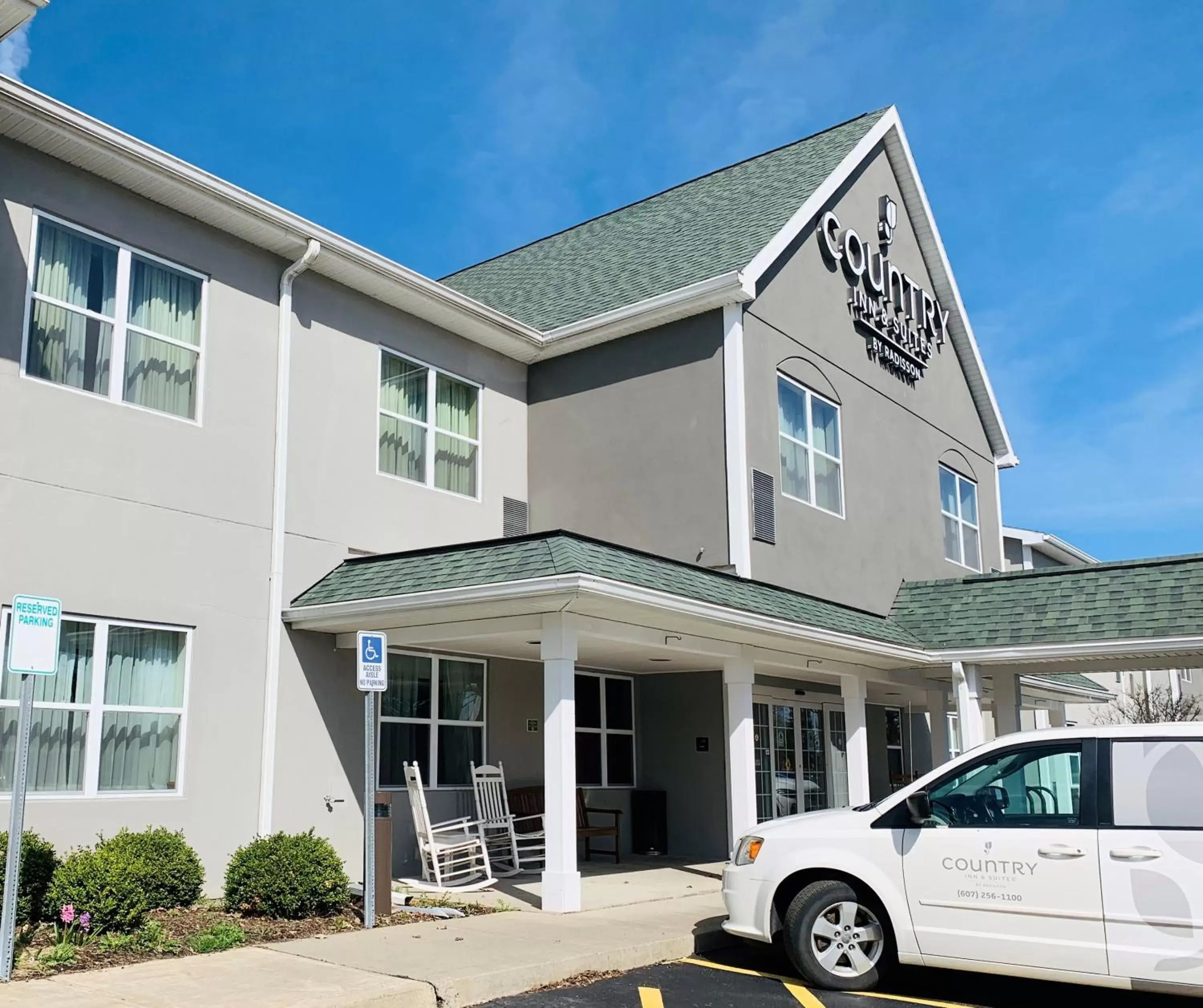 Facade/entrance, Property Building in Country Inn & Suites by Radisson, Ithaca, NY