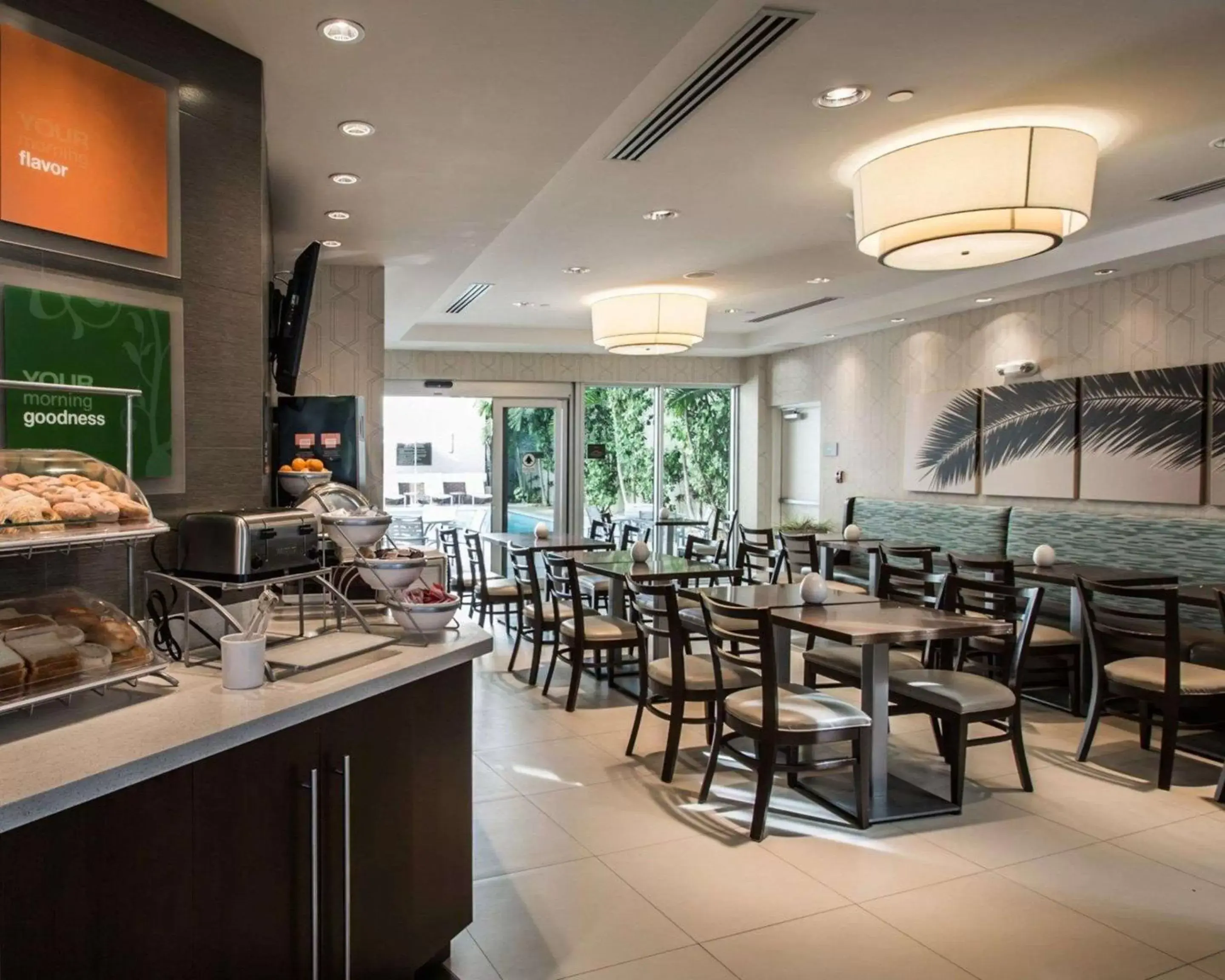 Restaurant/Places to Eat in Comfort Suites Miami Airport North
