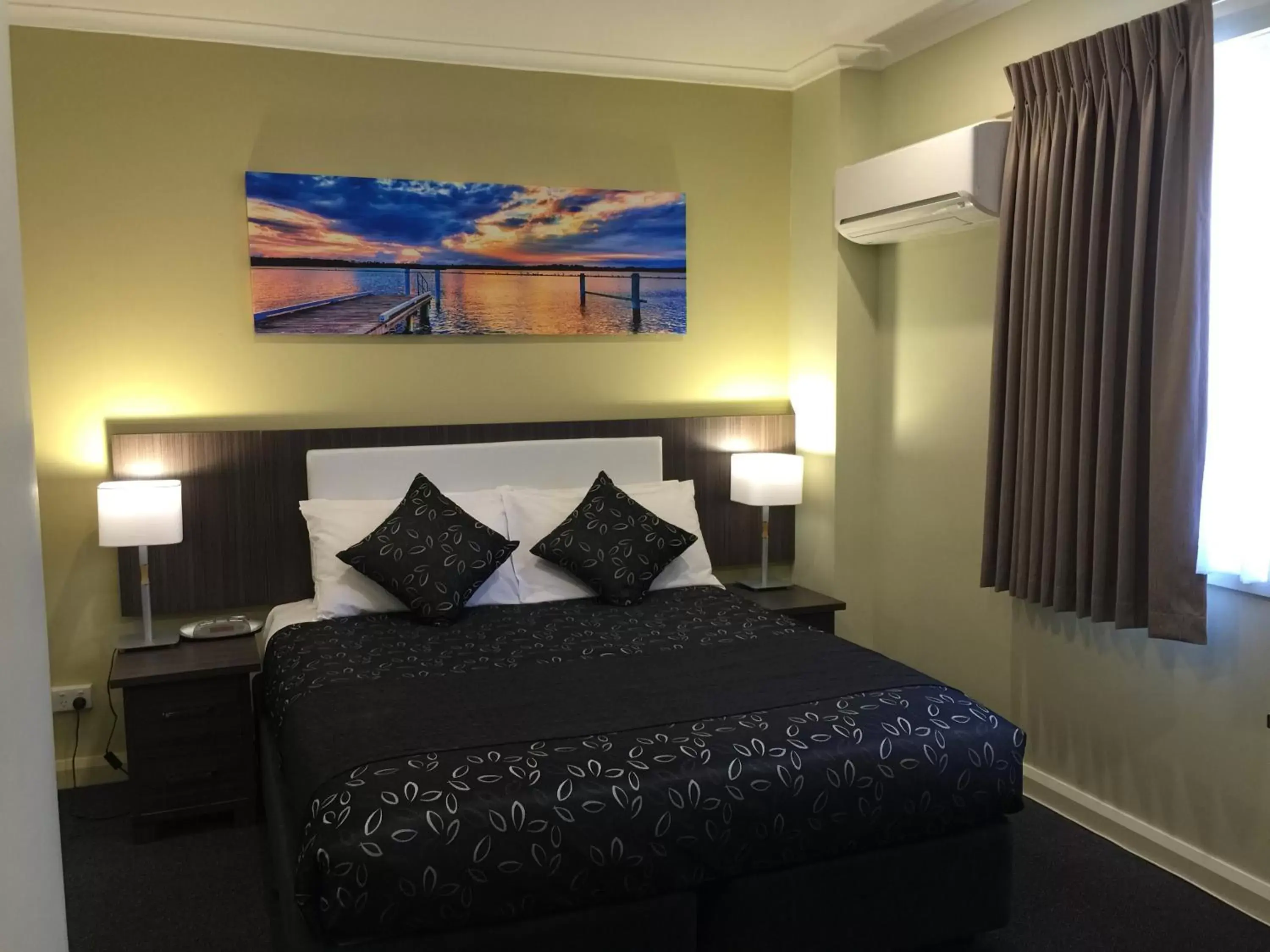 Bedroom, Bed in Park Squire Motor Inn & Serviced Apartments