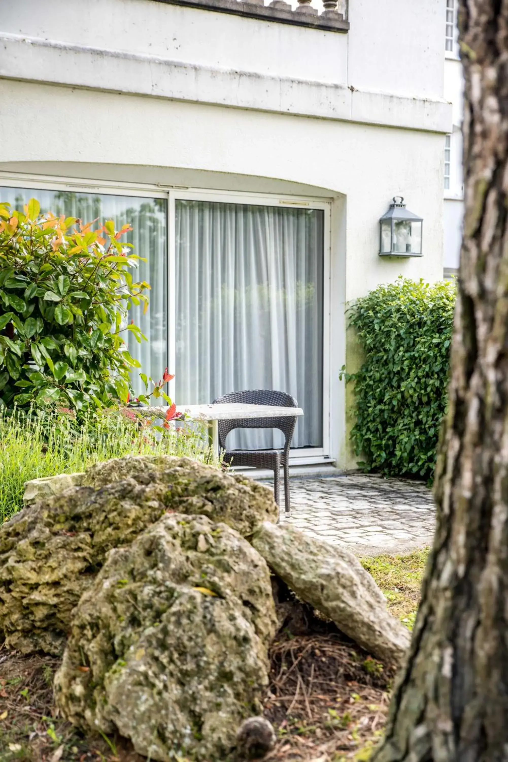 Patio in Logis Hôtel des Châteaux