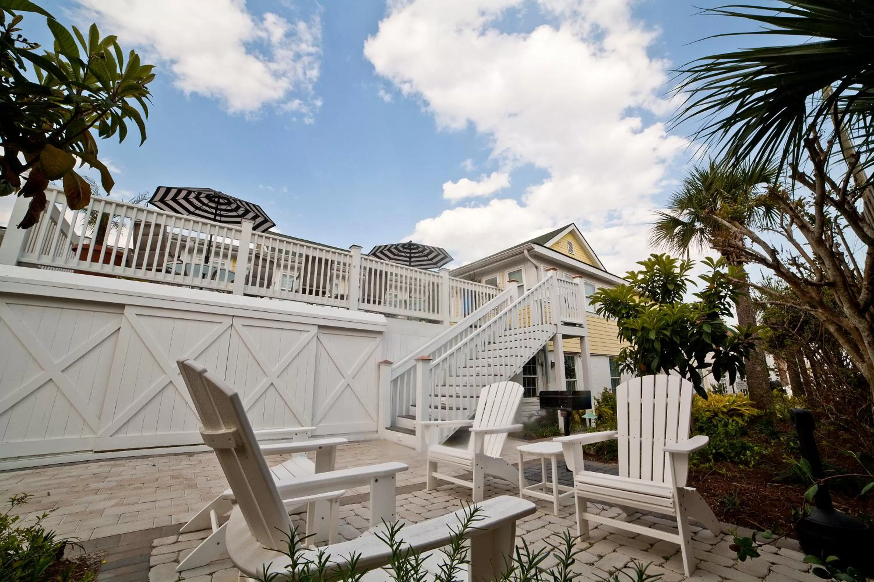 BBQ facilities, Property Building in Georgianne Inn & Suites check in 212 Bulter Ave