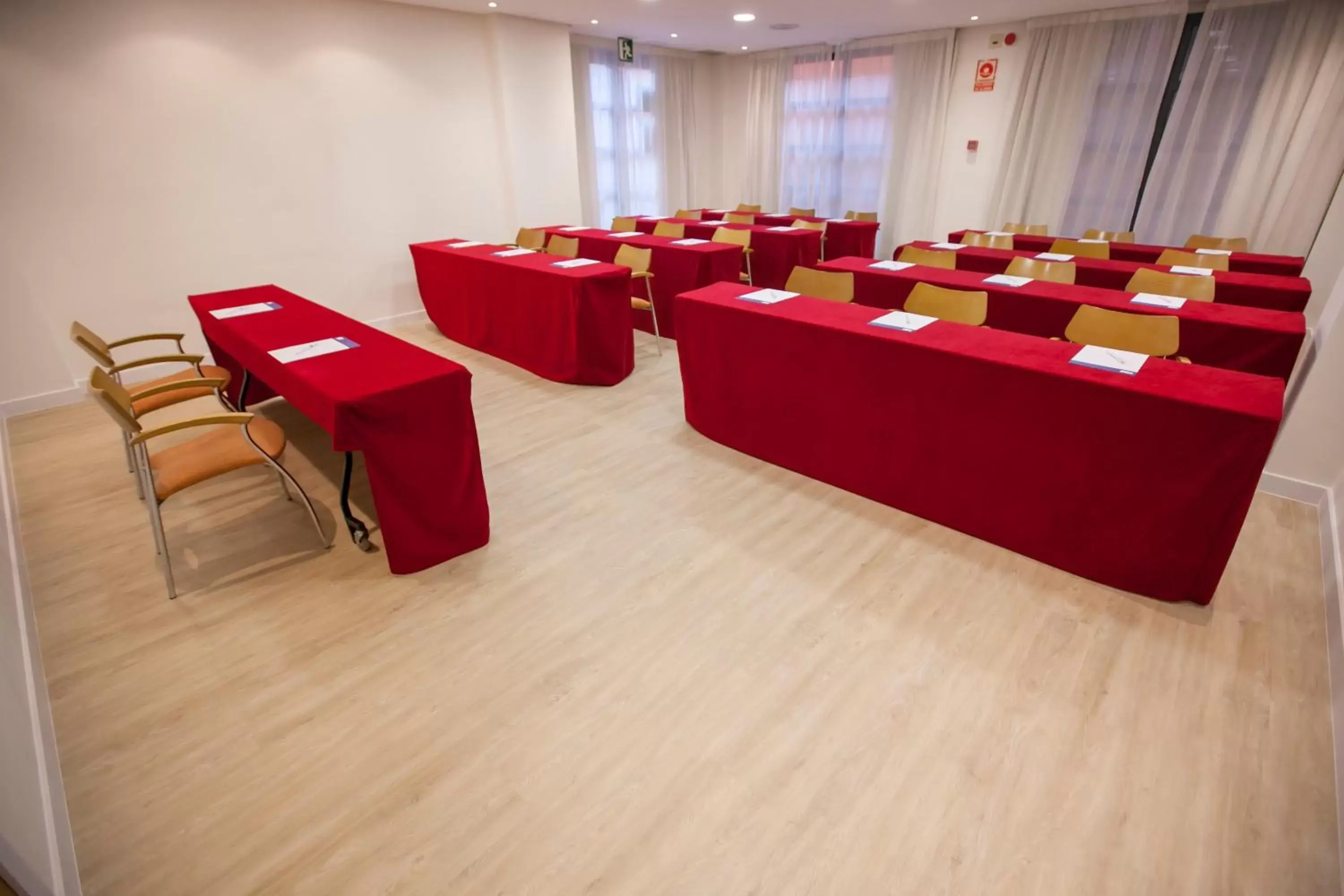 Meeting/conference room in Holiday Inn Express Ciudad de las Ciencias, an IHG Hotel