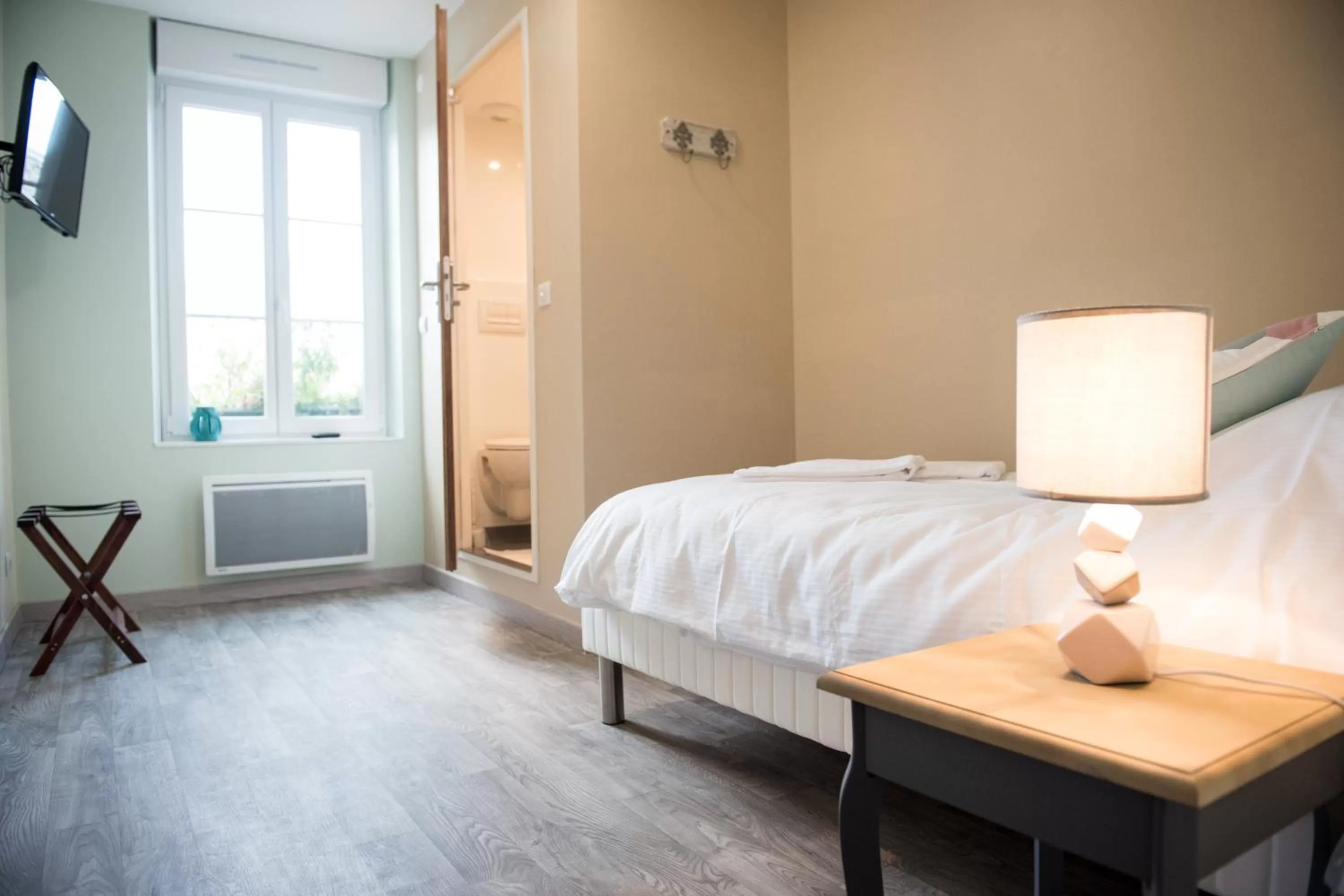 Photo of the whole room, Bed in Logis Hotel Restaurant Le Relais Fleuri