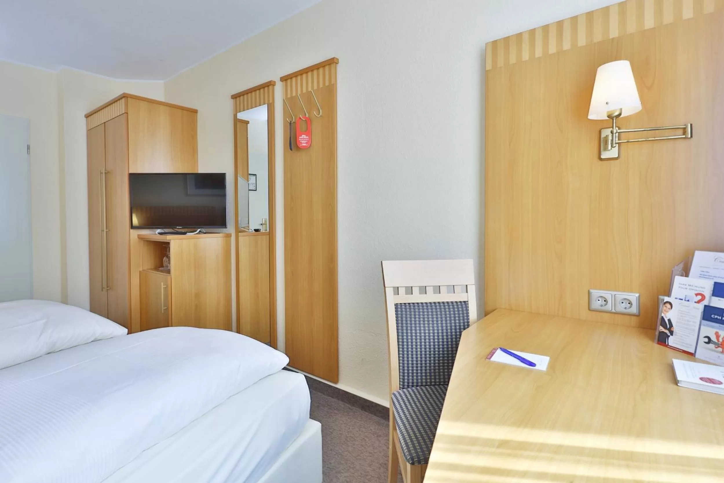 Photo of the whole room, Bed in City Partner Central-Hotel Wuppertal