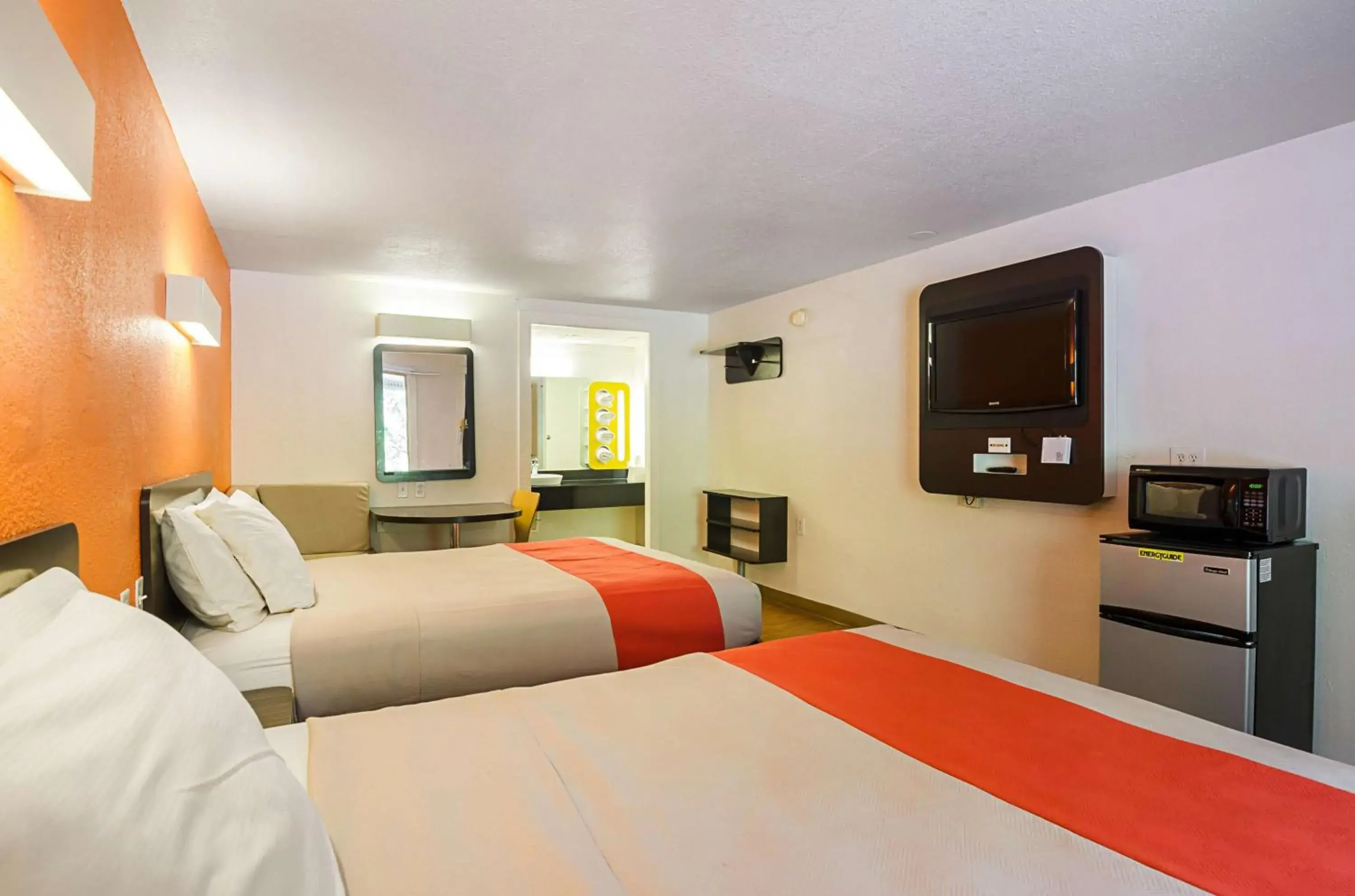 TV and multimedia, Room Photo in Rodeway Inn