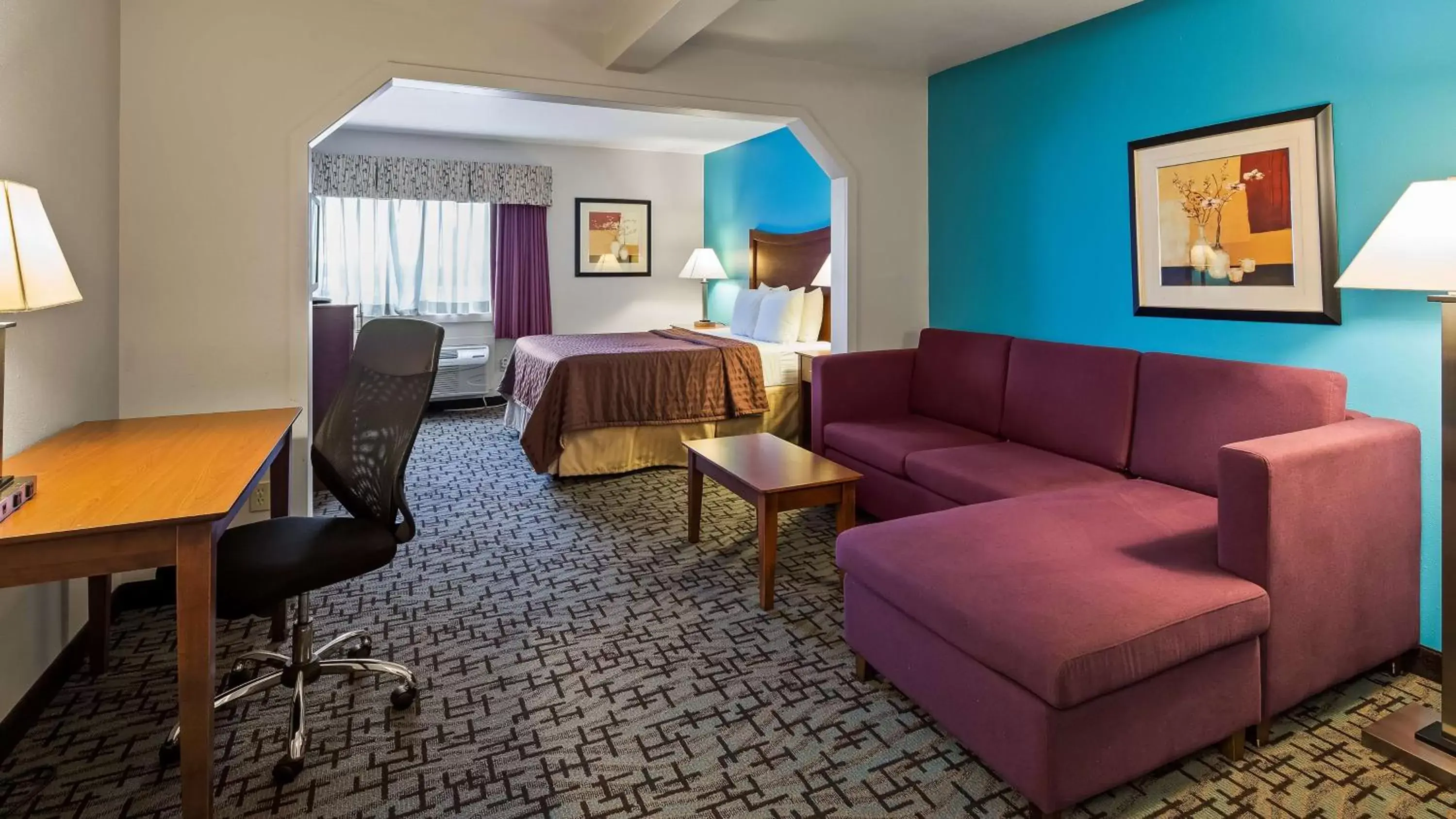 Photo of the whole room, Seating Area in Best Western Chambersburg