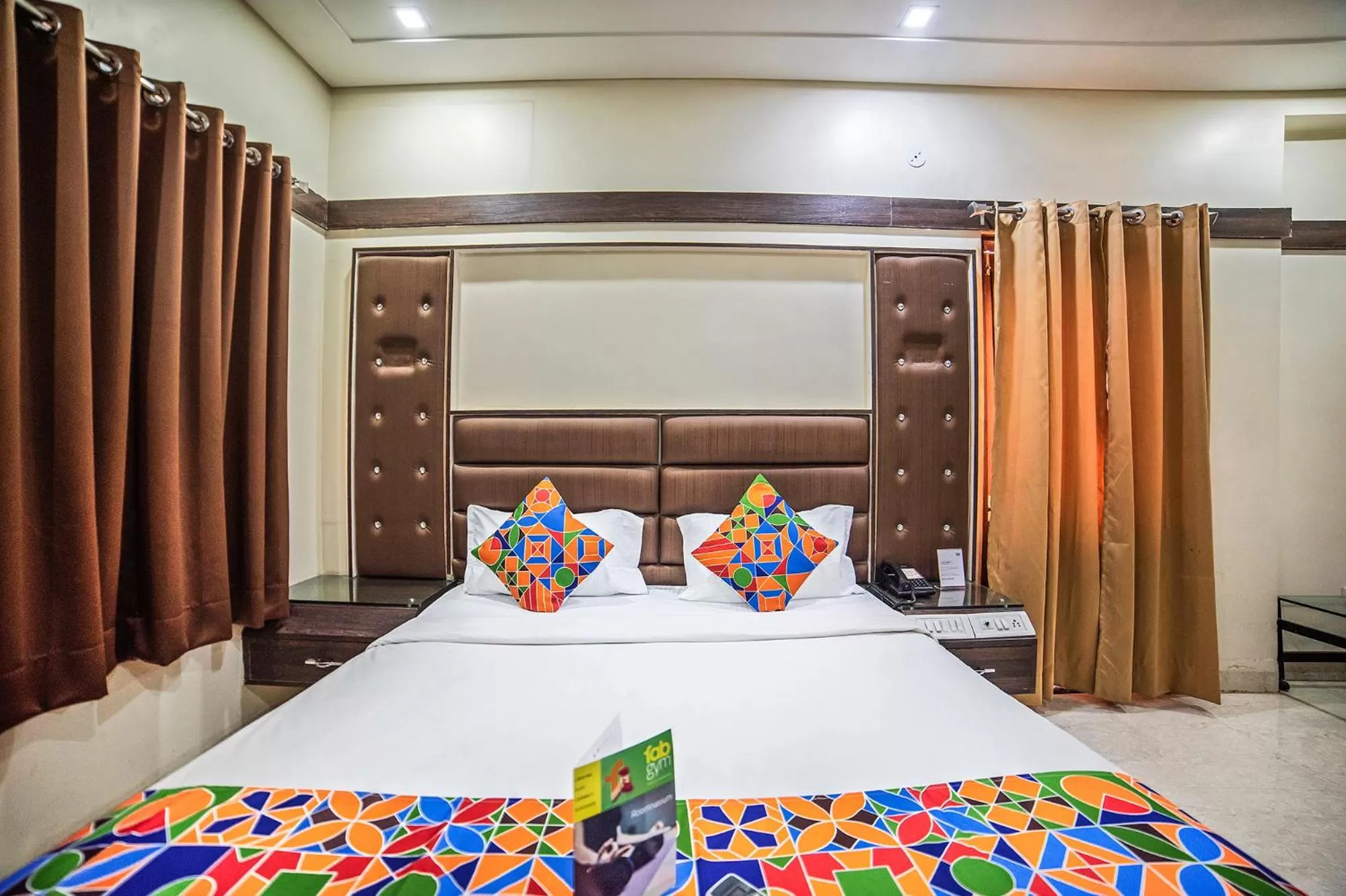 Bedroom, Bed in Fabhotel Santoor - Geeta Bhawan Square
