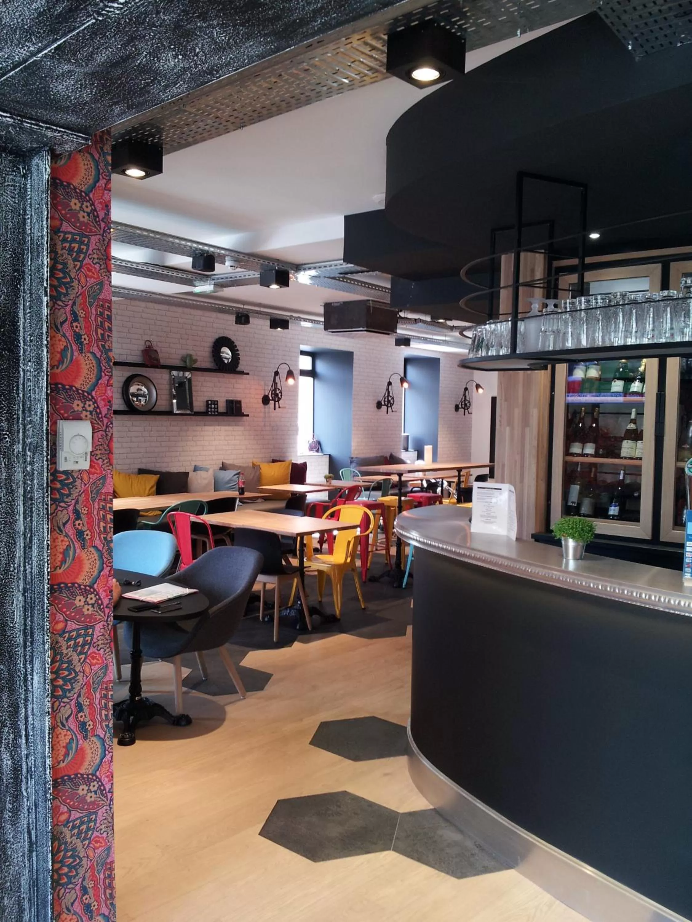 Lounge or bar in ibis Styles Dinan Centre Ville