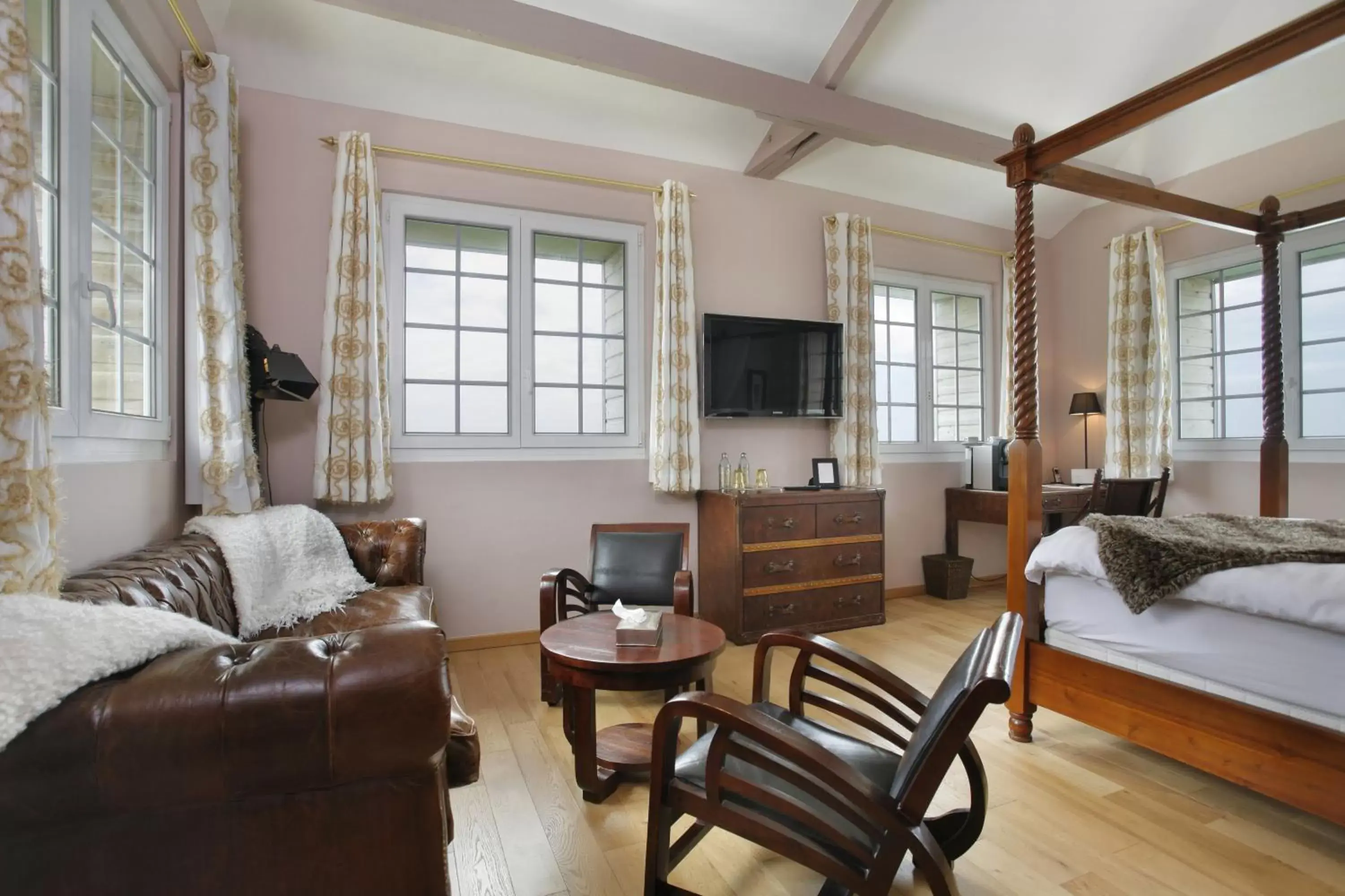 Junior Suite with Sea View in The Originals Hôtel Le Cise Restaurant Chambres et Suites Junior Suite with Sea View in The Originals Hôtel Le Cise Restaurant Chambres et Suites