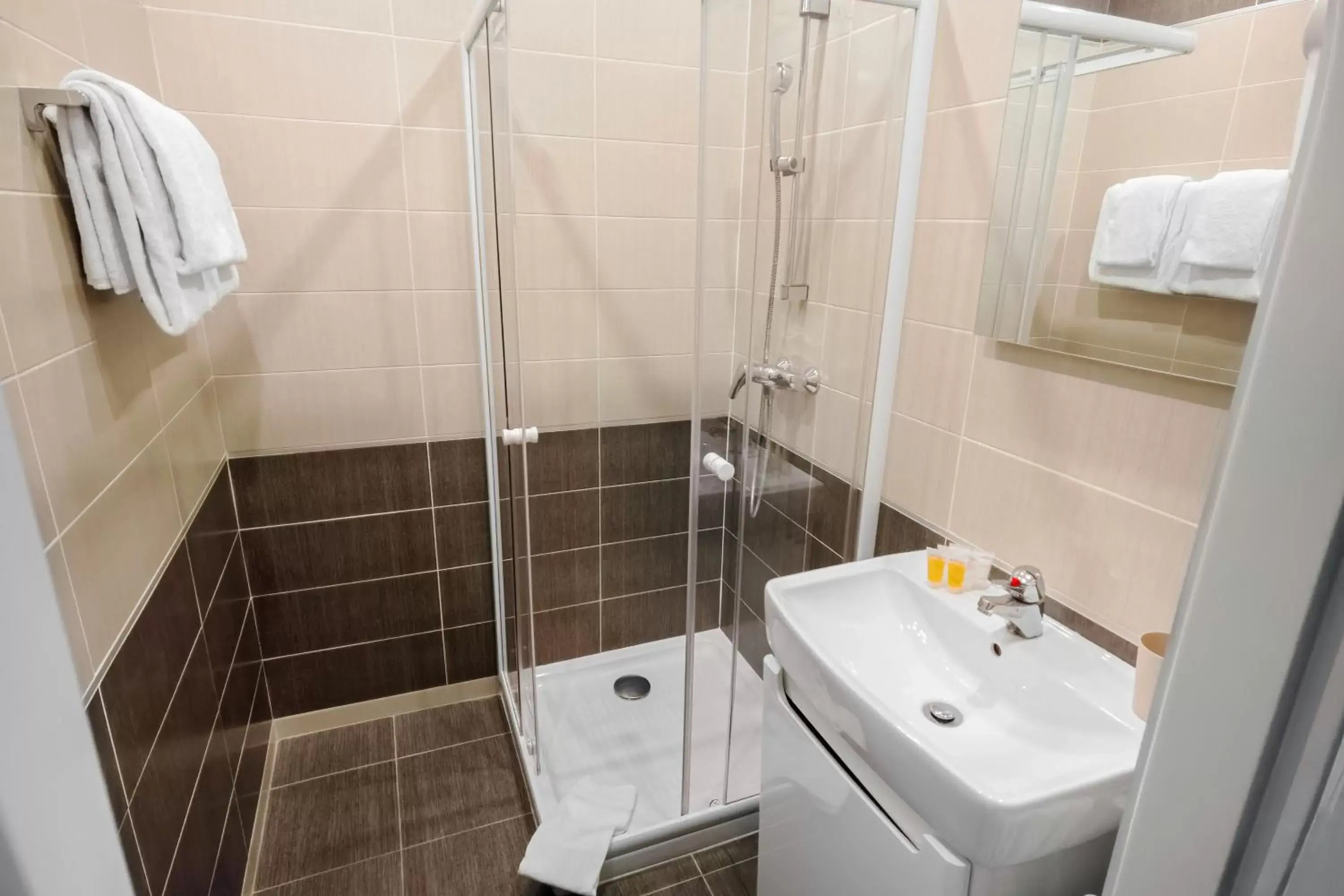 Shower, Bathroom in Hotel Orion