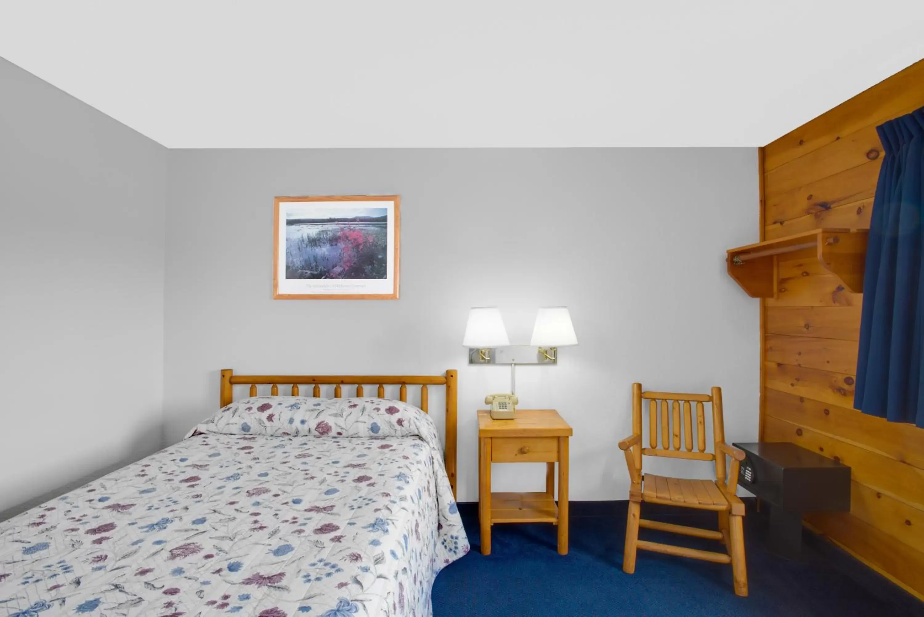 Photo of the whole room, Bed in Super 8 by Wyndham Lake George/Warrensburg Area