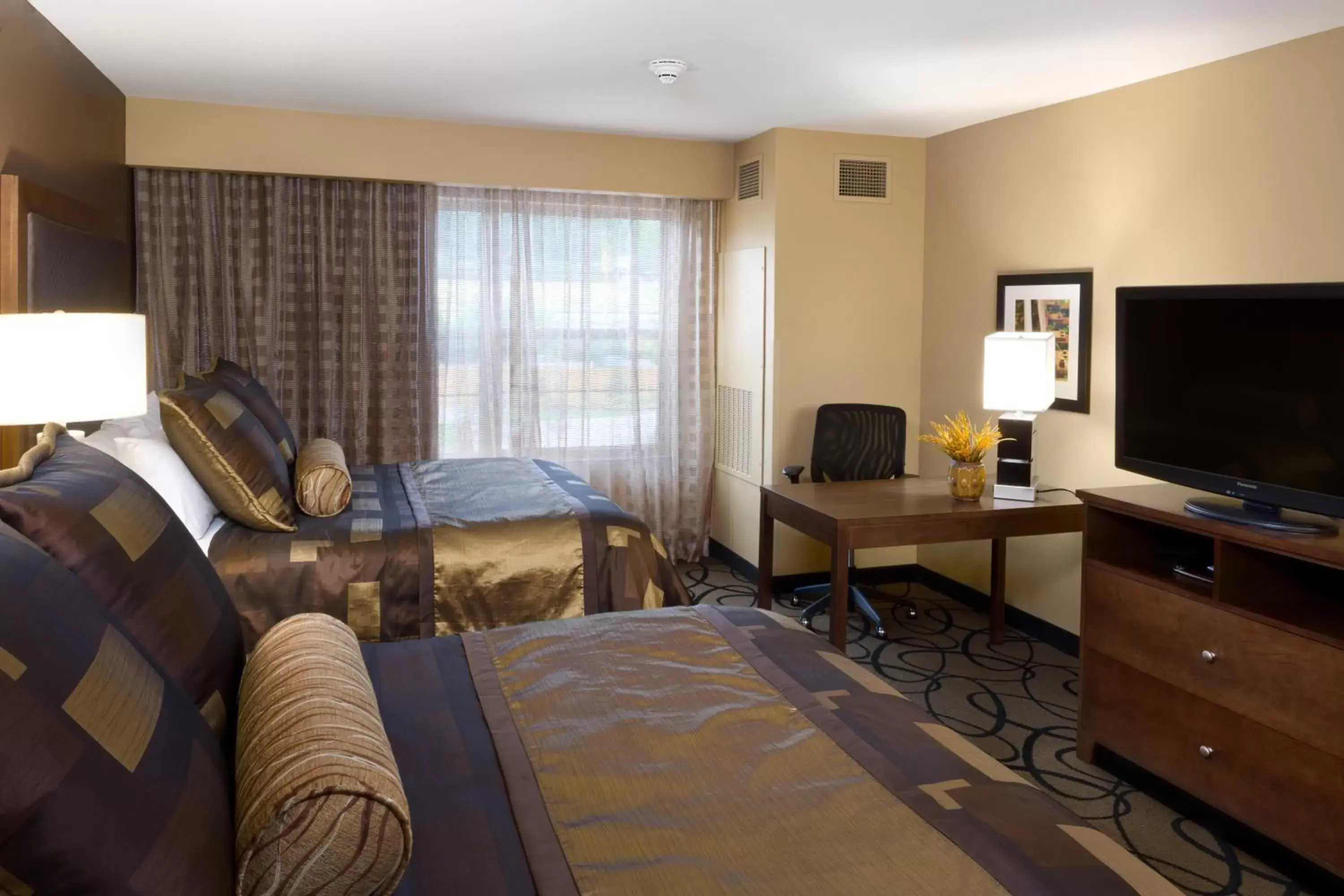 Bedroom, TV/Entertainment Center in ClubHouse Hotel and Suites