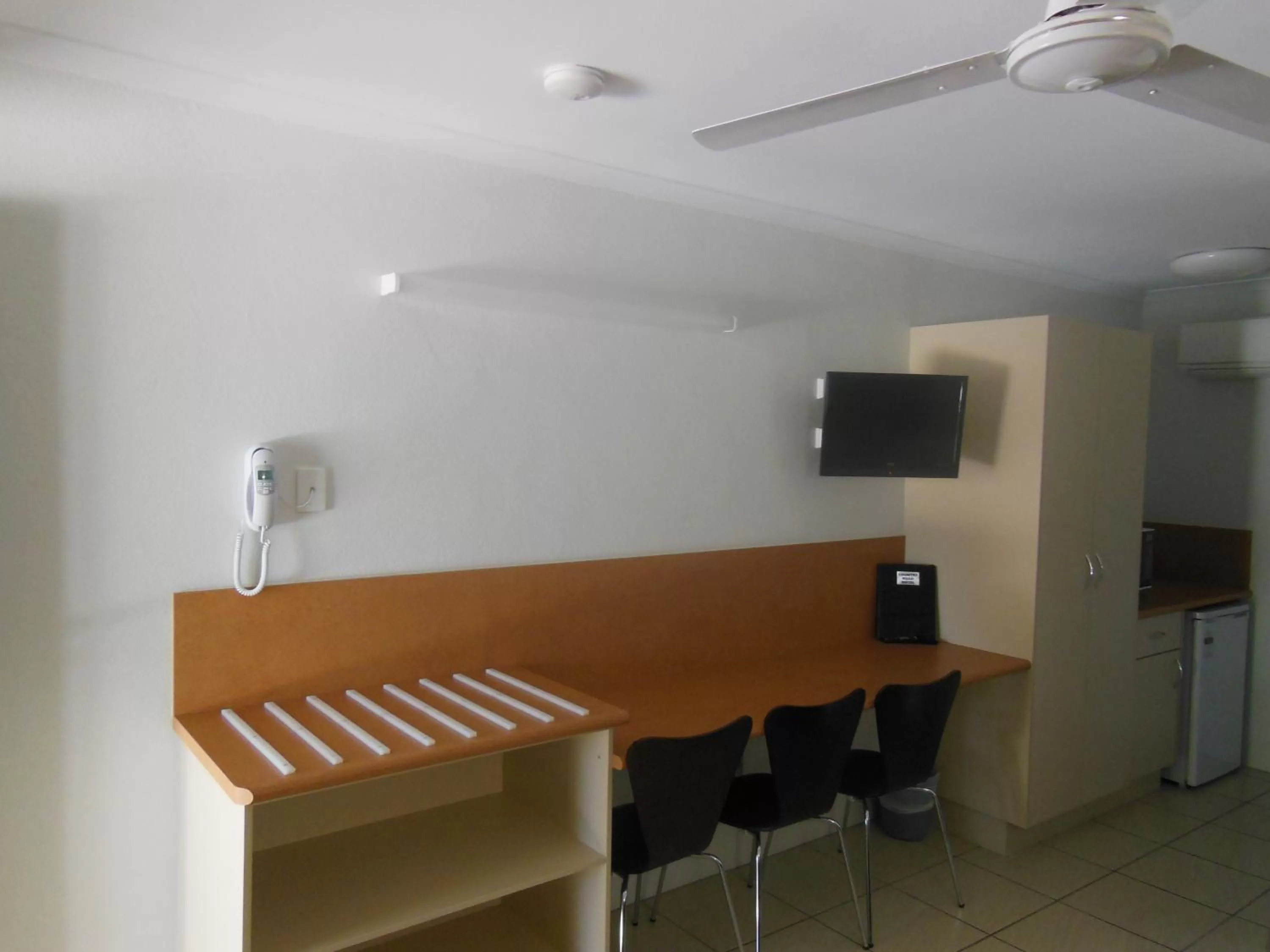 Kitchen or kitchenette in Country Road Motel