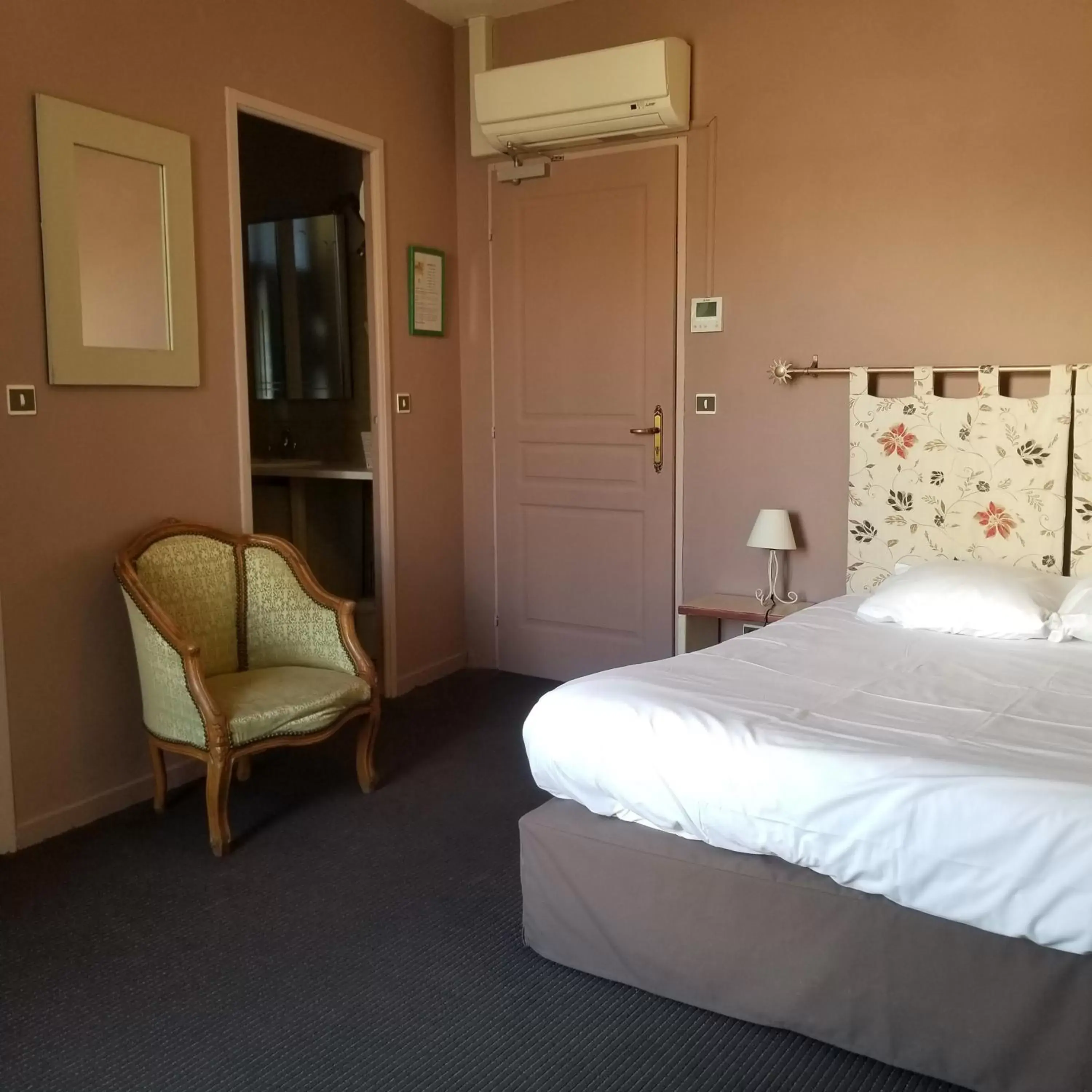 Bedroom, Bed in L'Hôtel du Terreau Logis de France