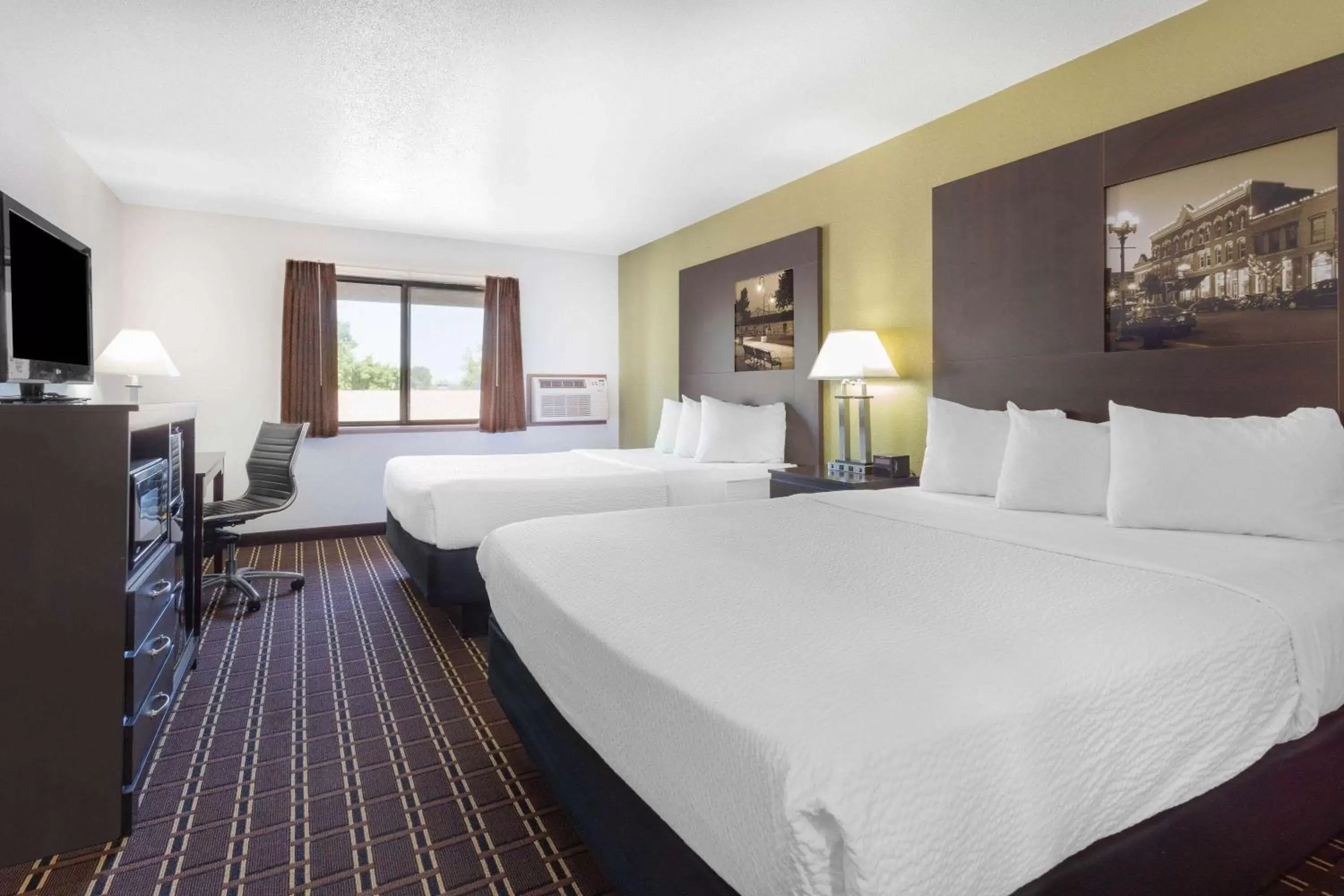 Photo of the whole room, Bed in Super 8 by Wyndham La Crosse