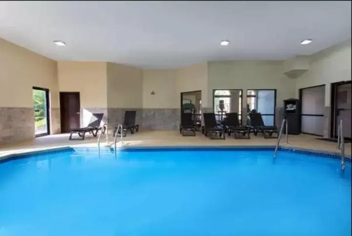 Swimming Pool in Ramada by Wyndham Glendale Heights/Lombard