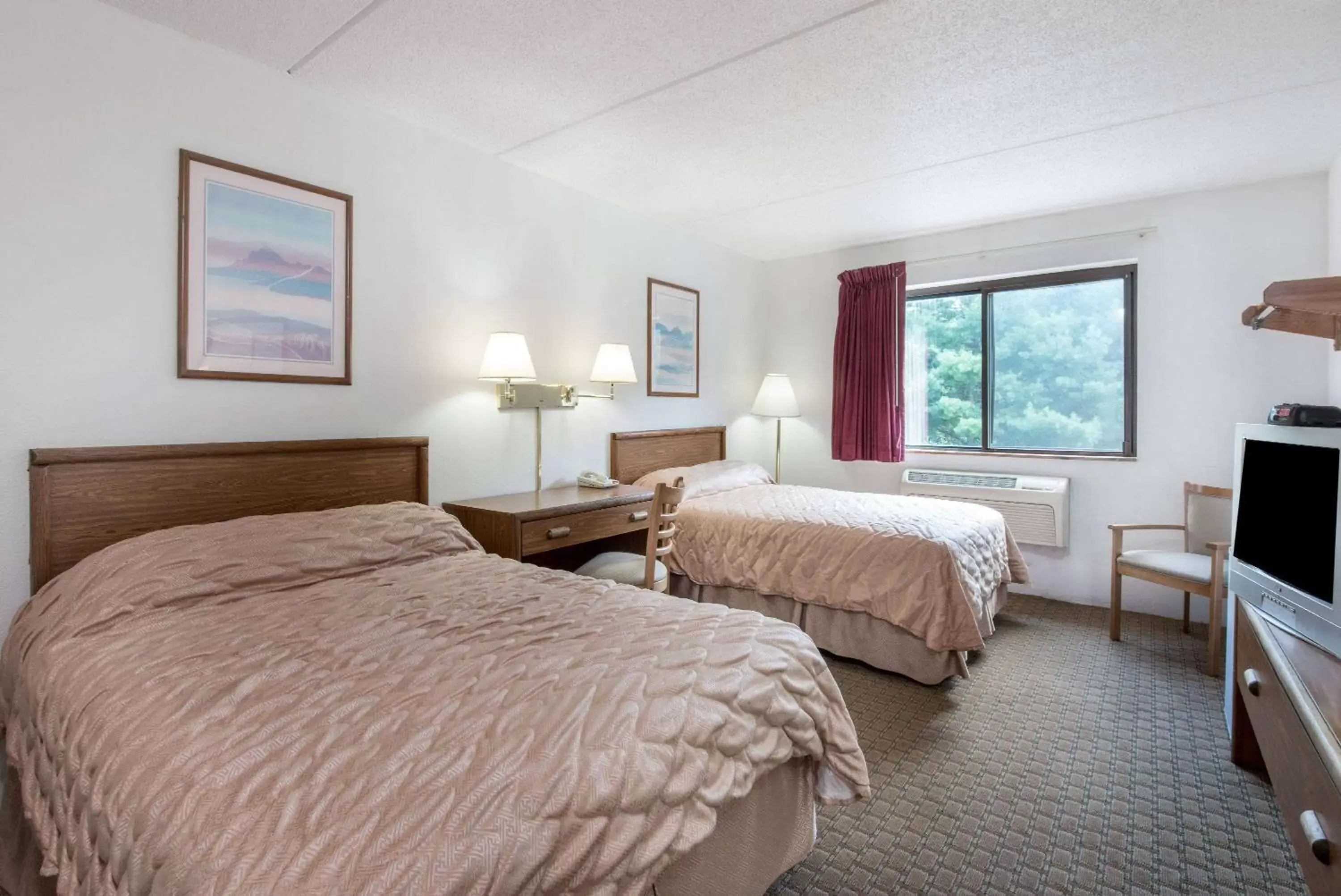 Photo of the whole room, Bed in Super 8 by Wyndham Groton