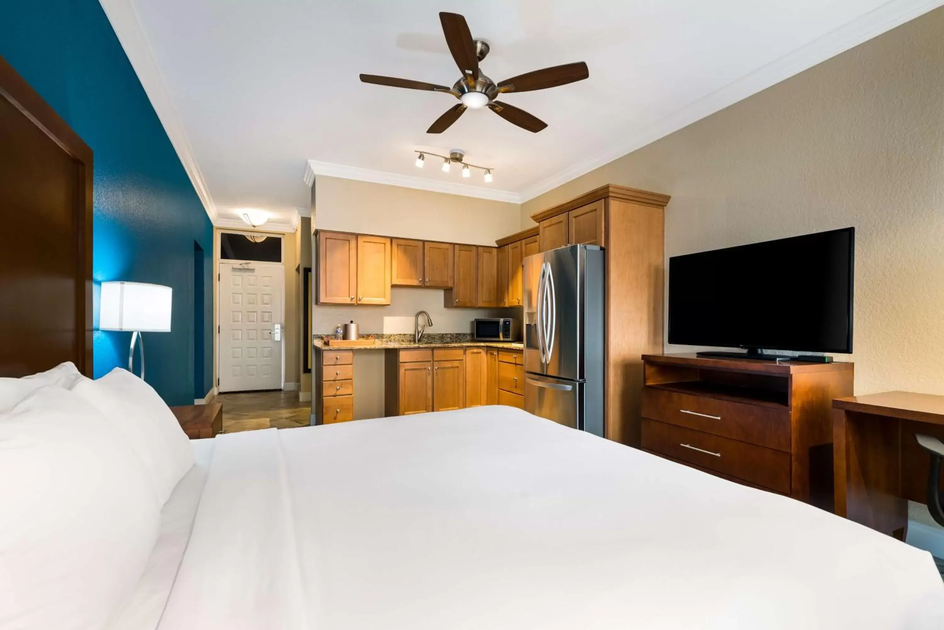 Bedroom, TV/Entertainment Center in SureStay Plus Hotel by Best Western The Villages