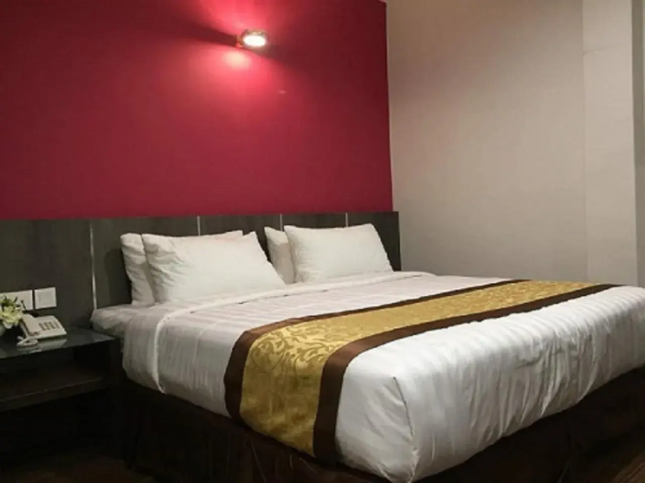 Bed in Meriton Inn Hotel