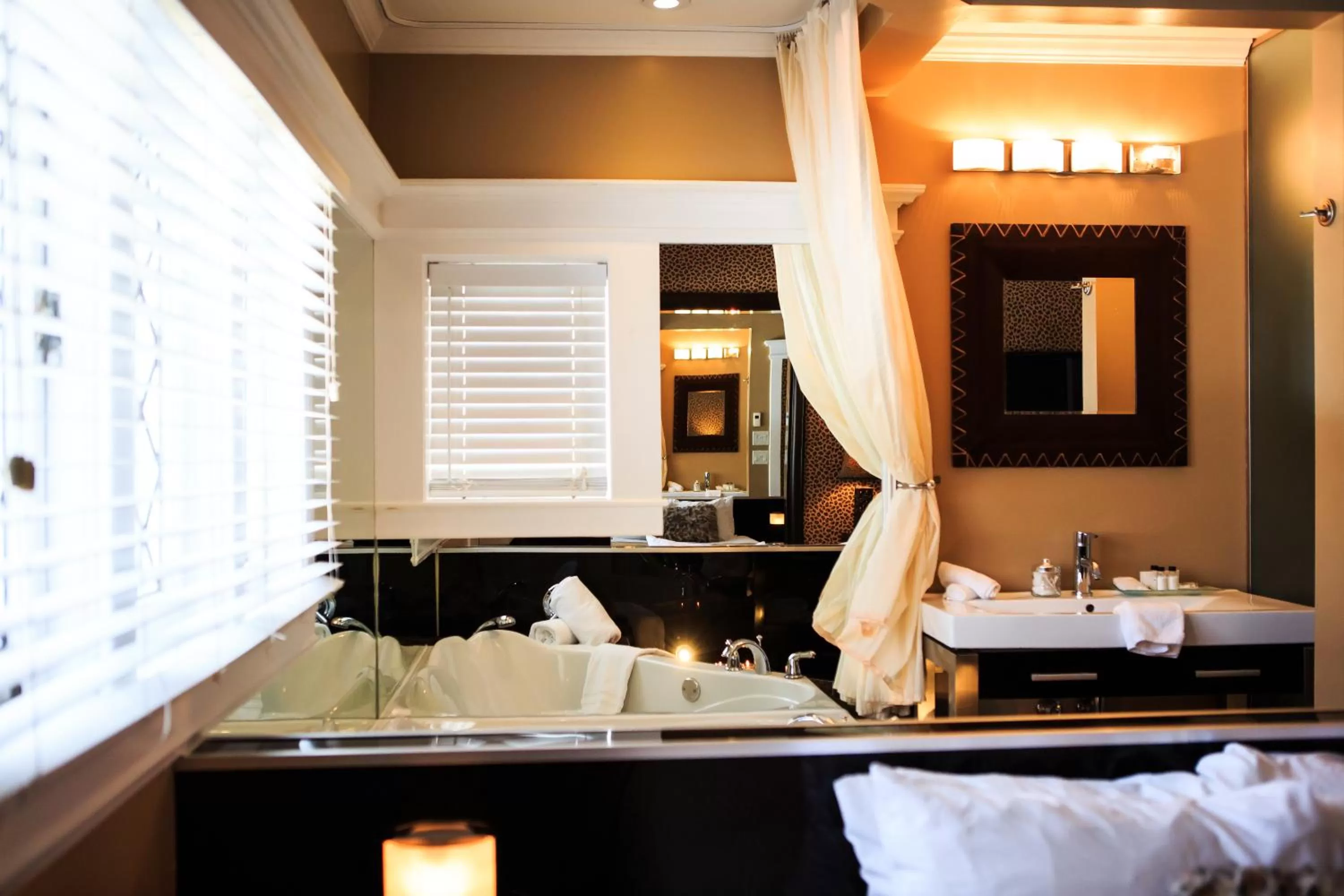 Bedroom, Bed in Leaside Manor