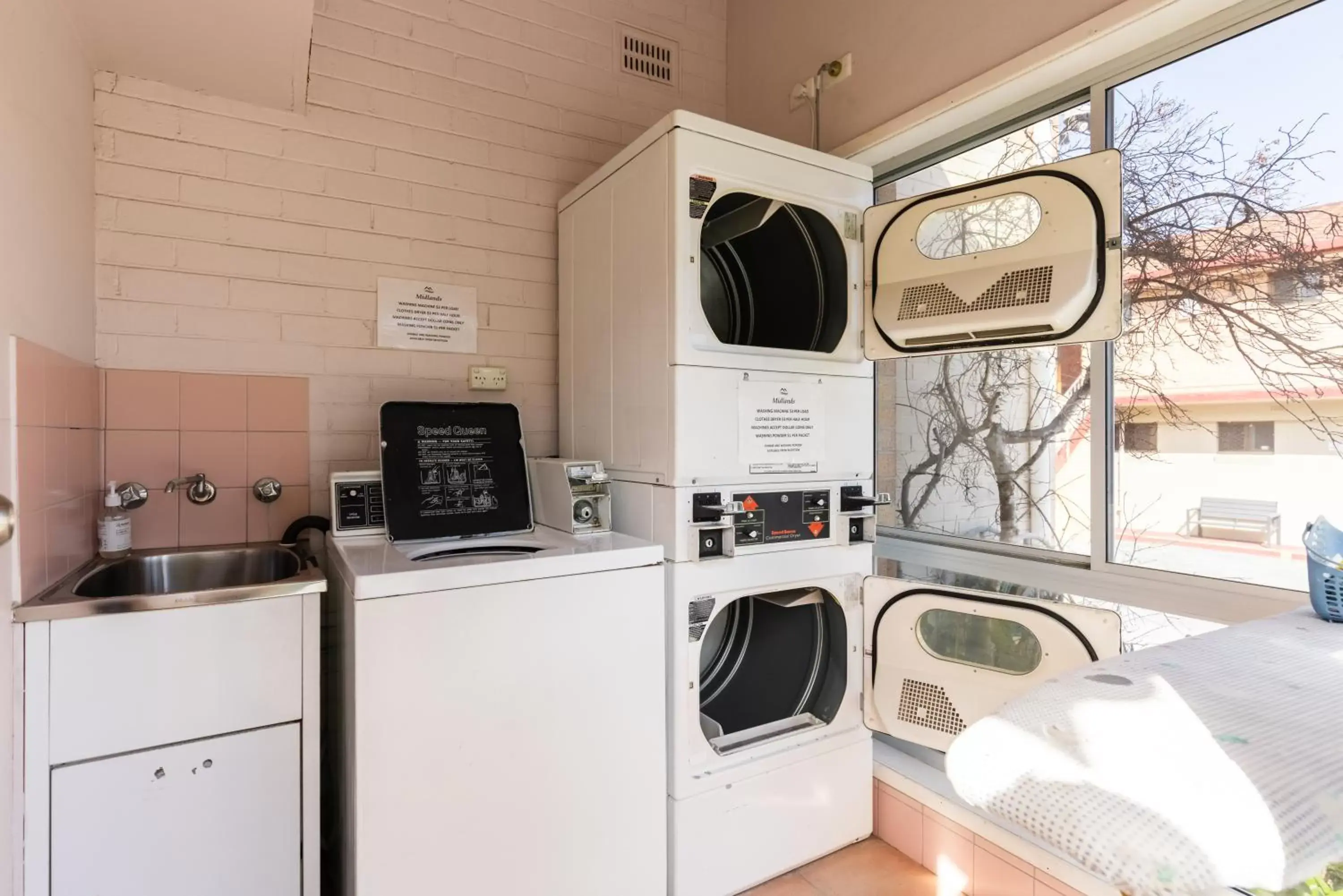 laundry, Kitchen/Kitchenette in Midlands Motel