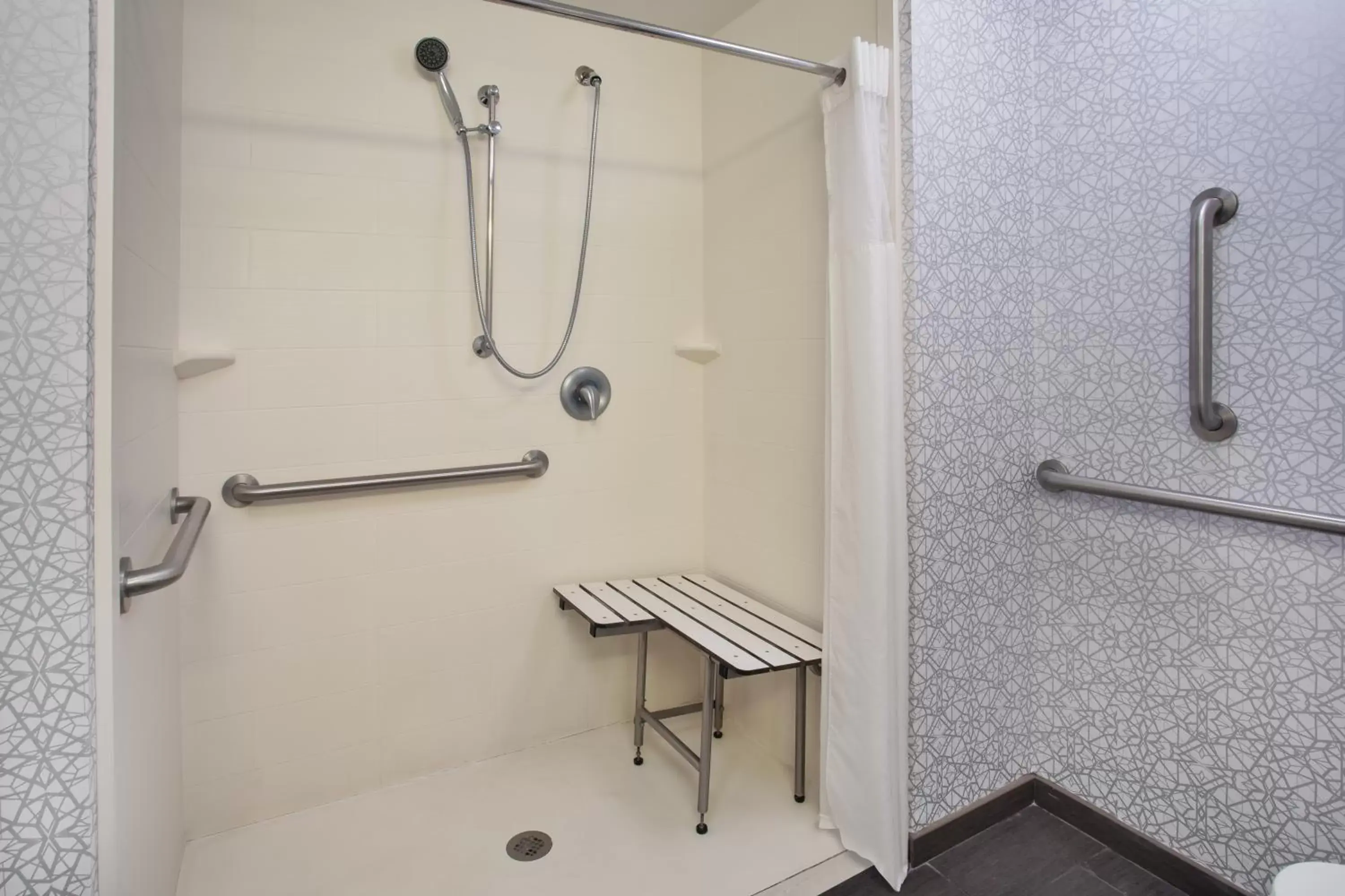 Shower, Bathroom in Hampton Inn & Suites Columbia/Southeast-Fort Jackson