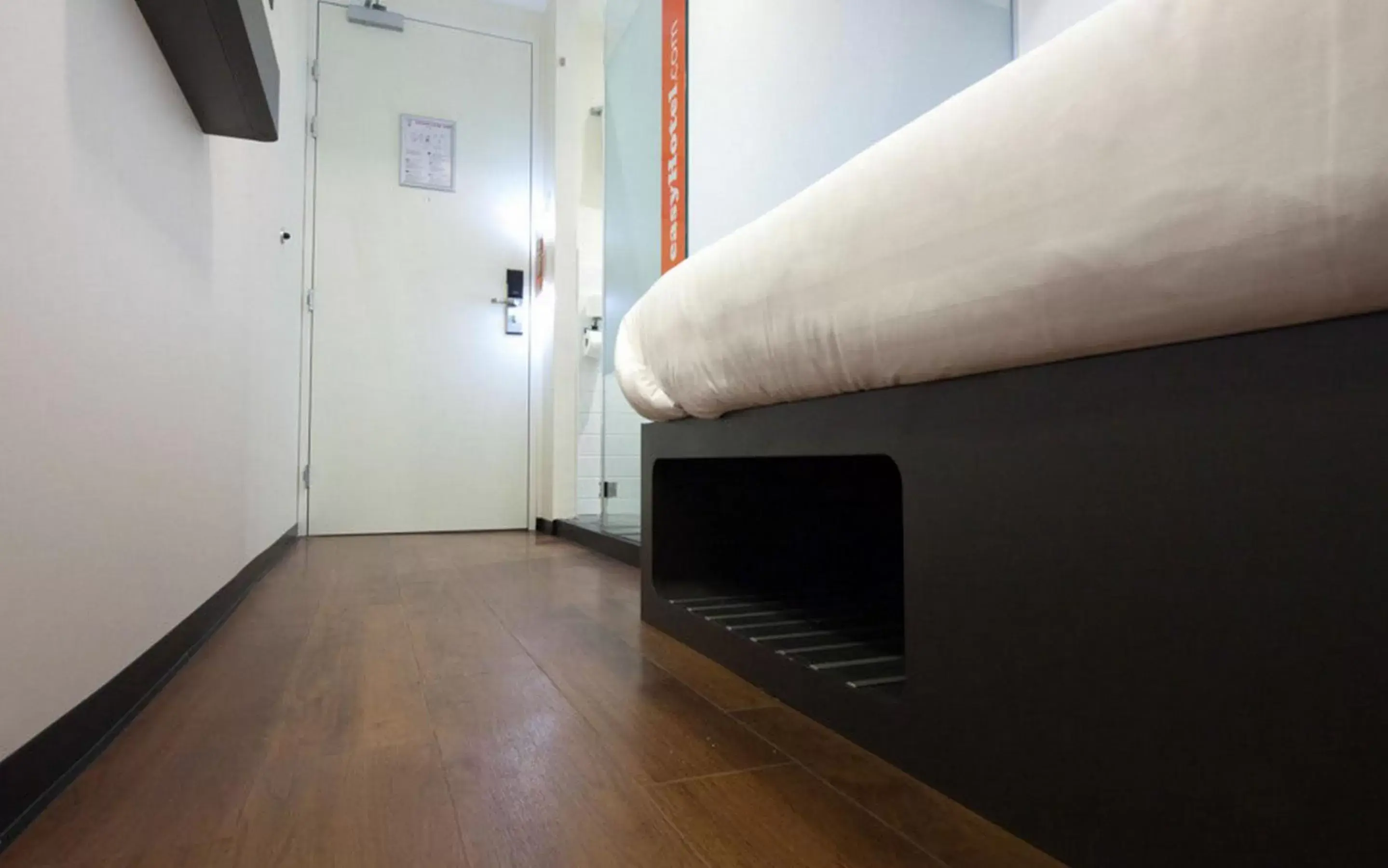 Bed, TV/Entertainment Center in easyHotel Amsterdam City Centre South