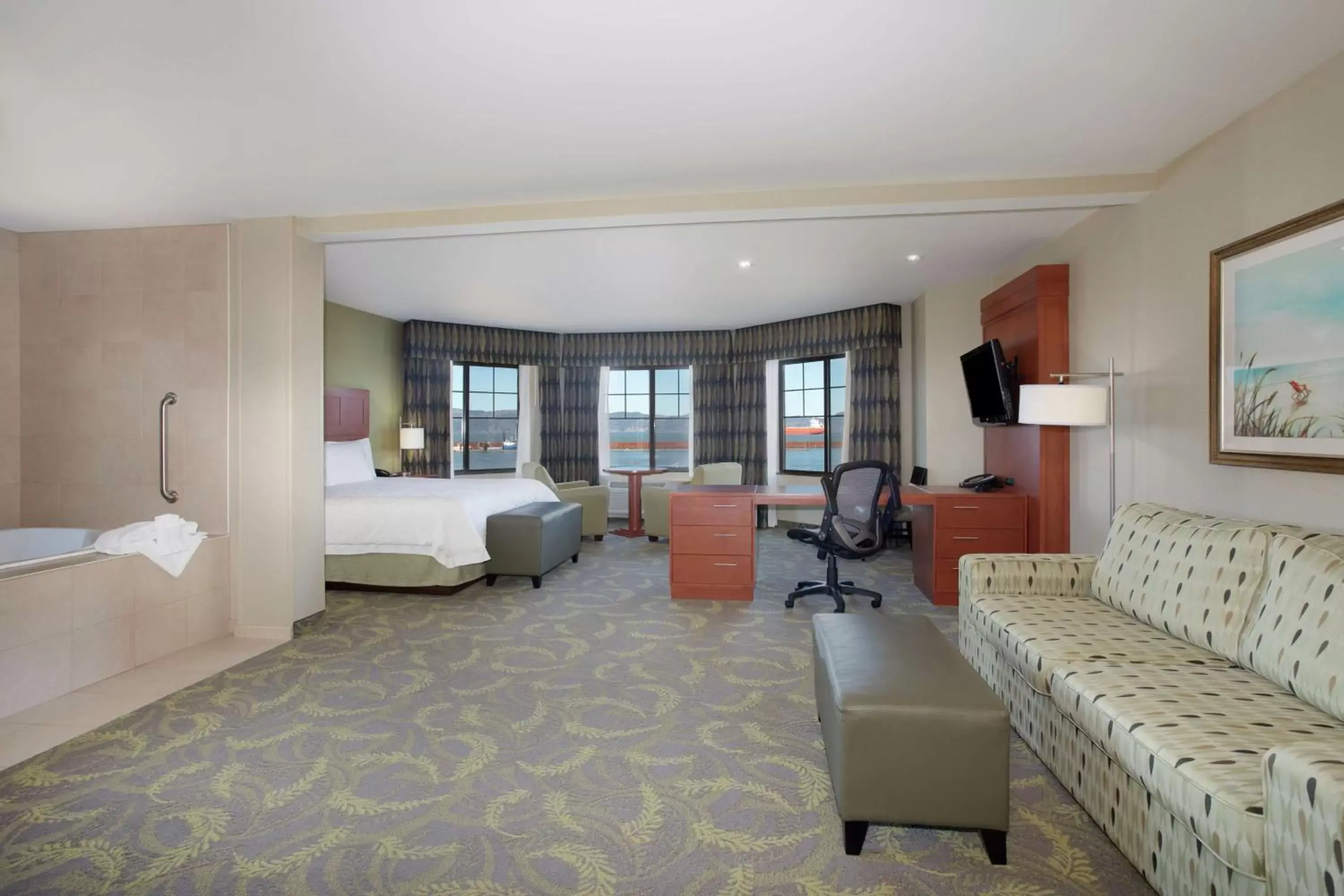 Bedroom, Seating Area in Hampton Inn & Suites Astoria