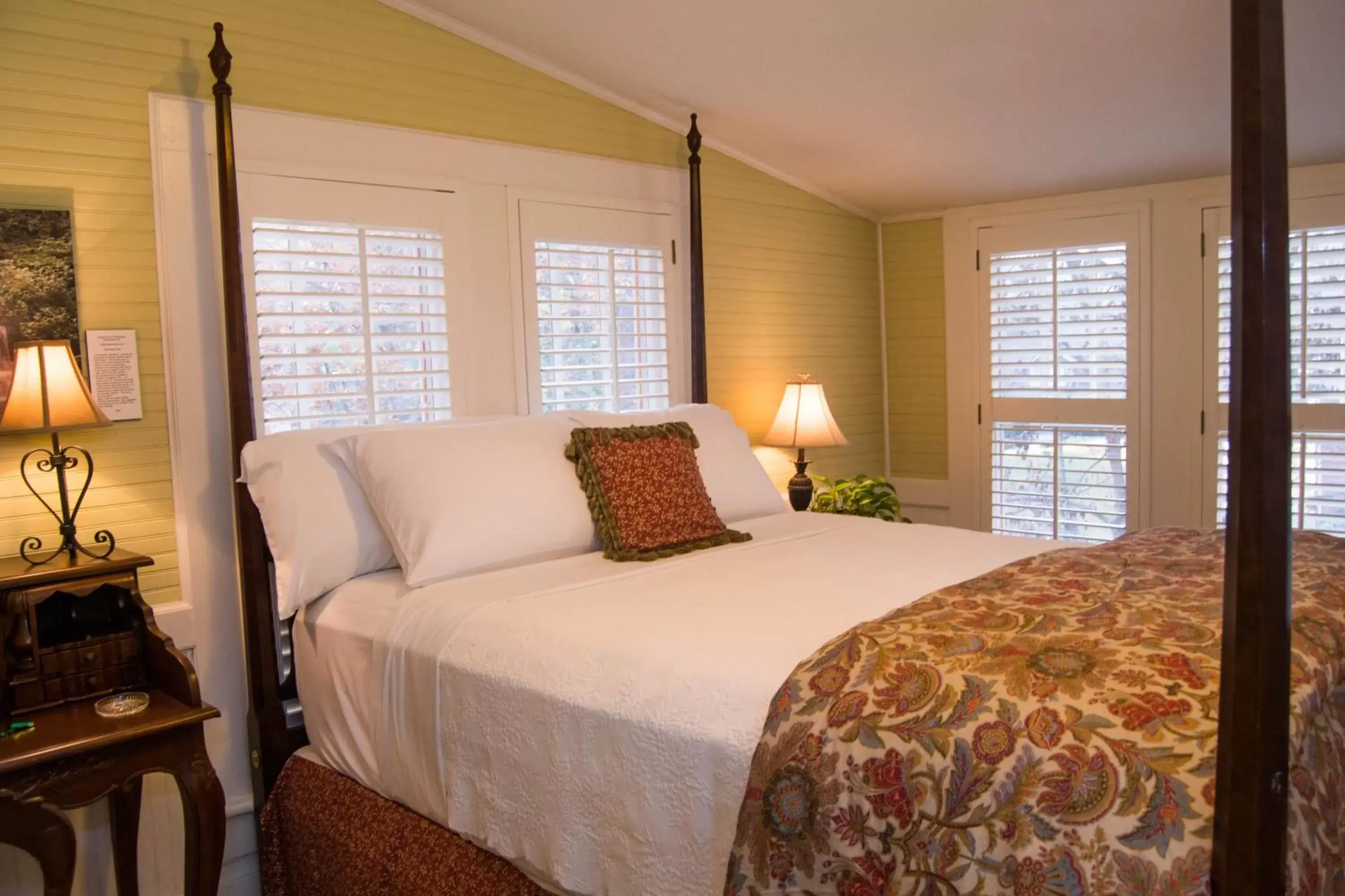 Photo of the whole room, Bed in Oak Hill On Love Lane Bed and Breakfast Inn