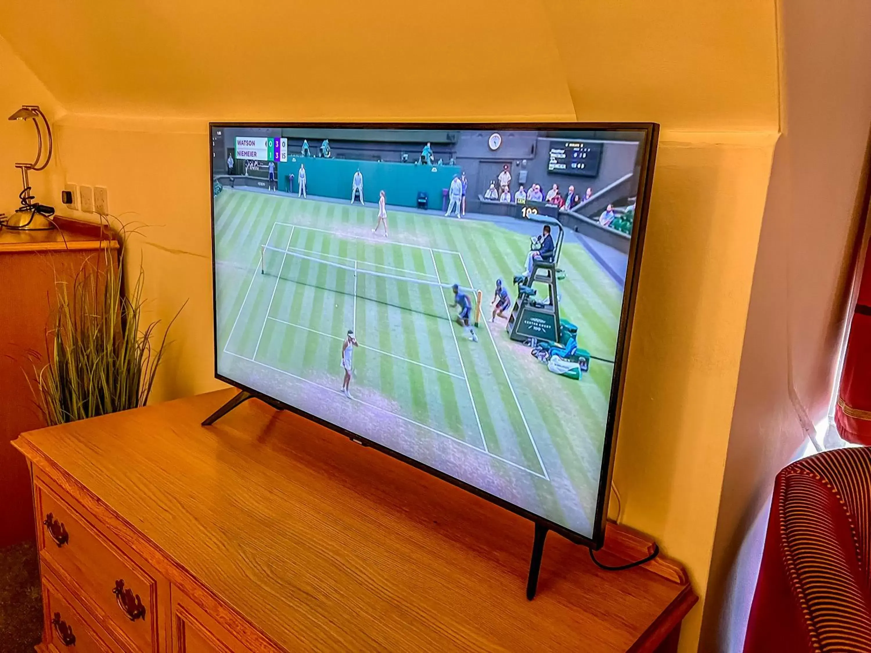 Bedroom, TV/Entertainment Center in The Red Lion Hotel