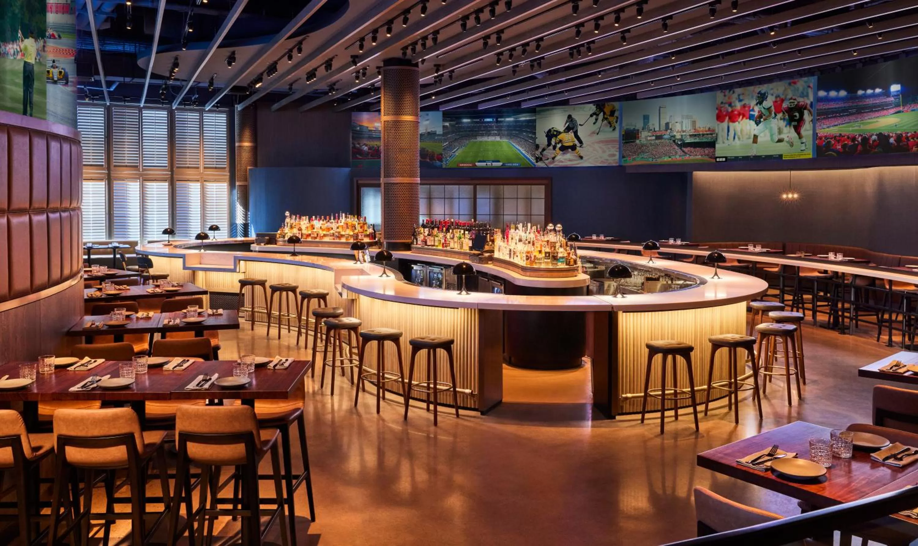 Lounge or bar in Omni Boston Hotel at the Seaport