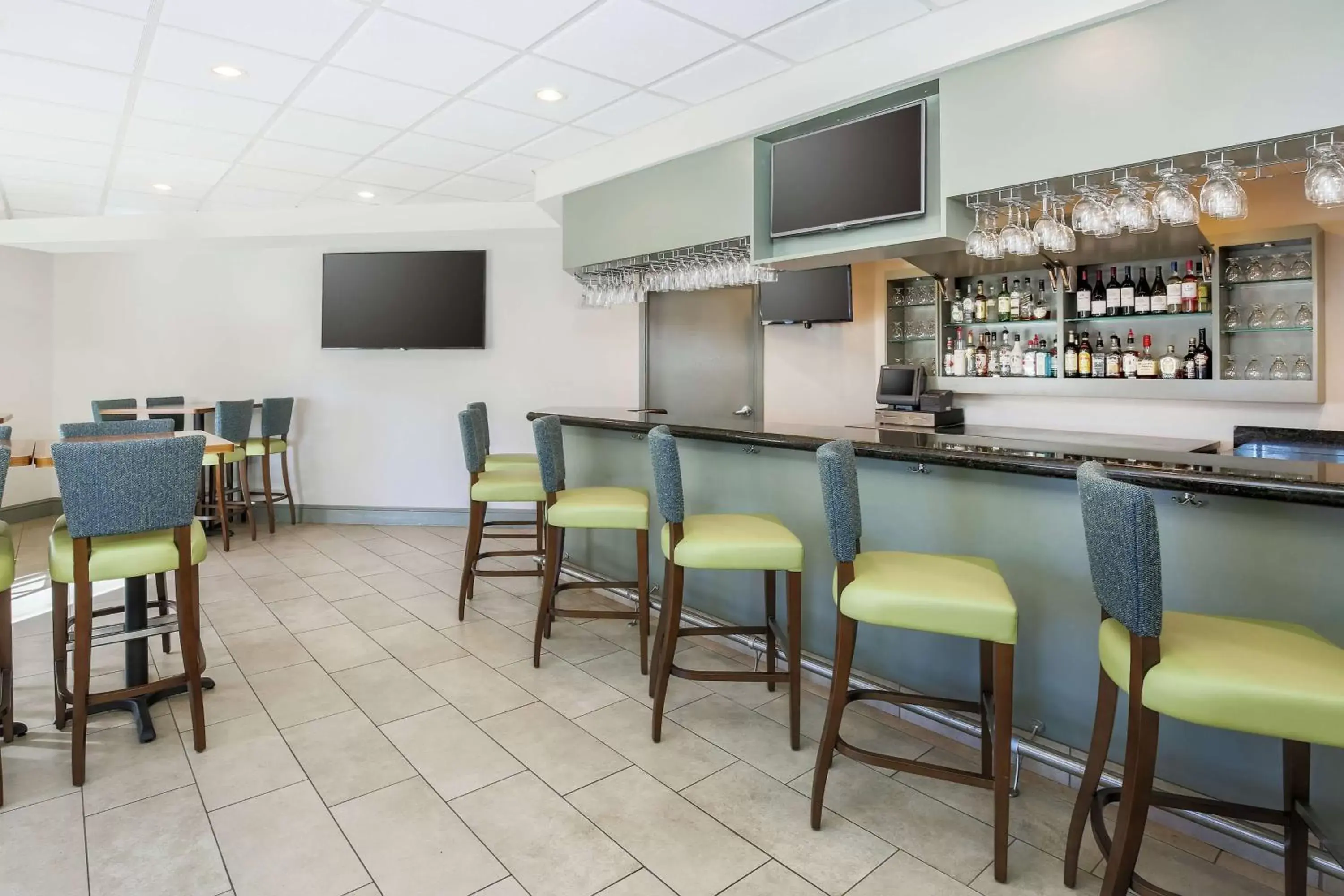 Lounge or bar, Lounge/Bar in Hilton Garden Inn Roanoke Rapids / Carolina Crossroads