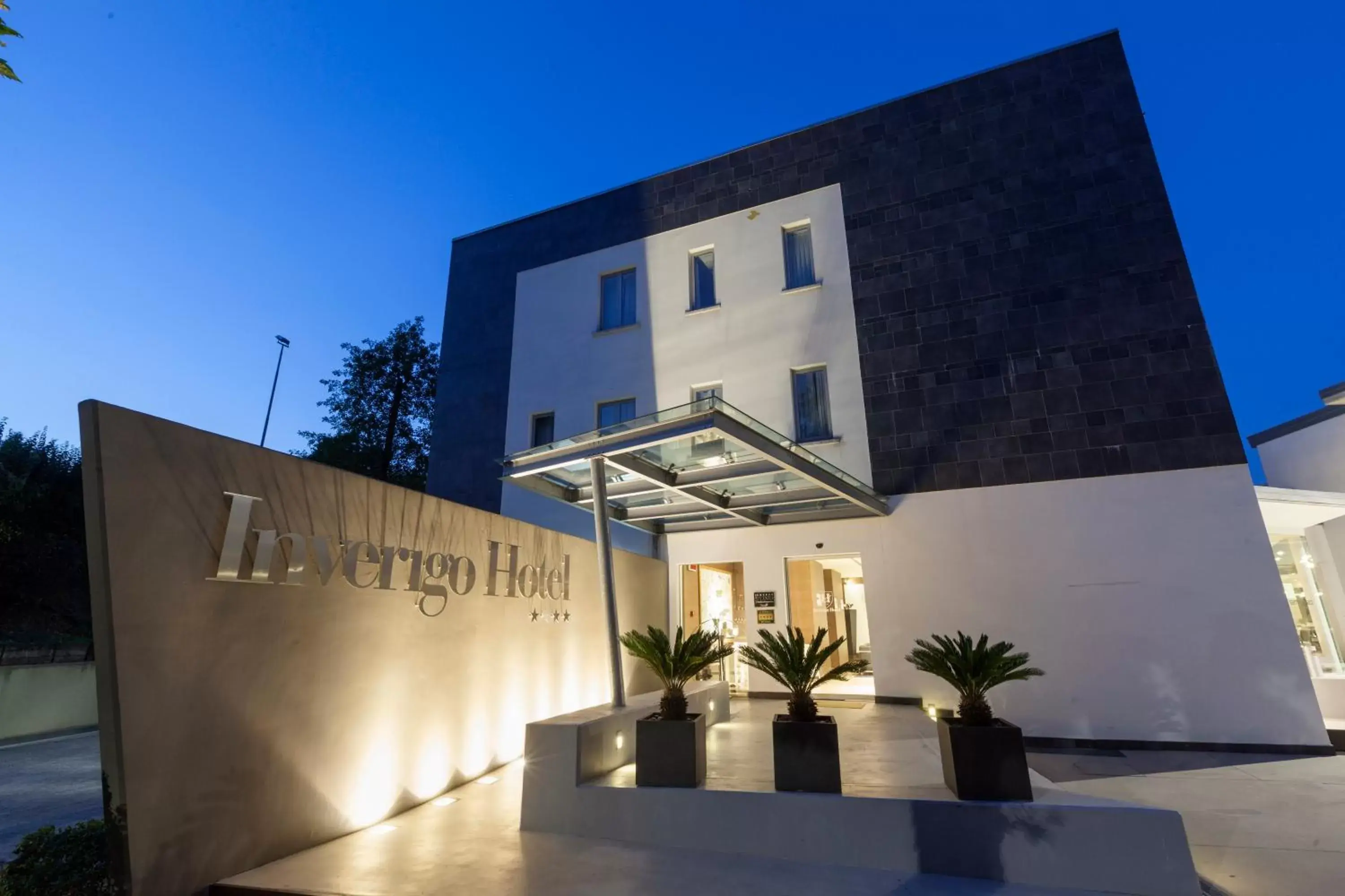 Facade/entrance, Property Building in Inverigo Hotel