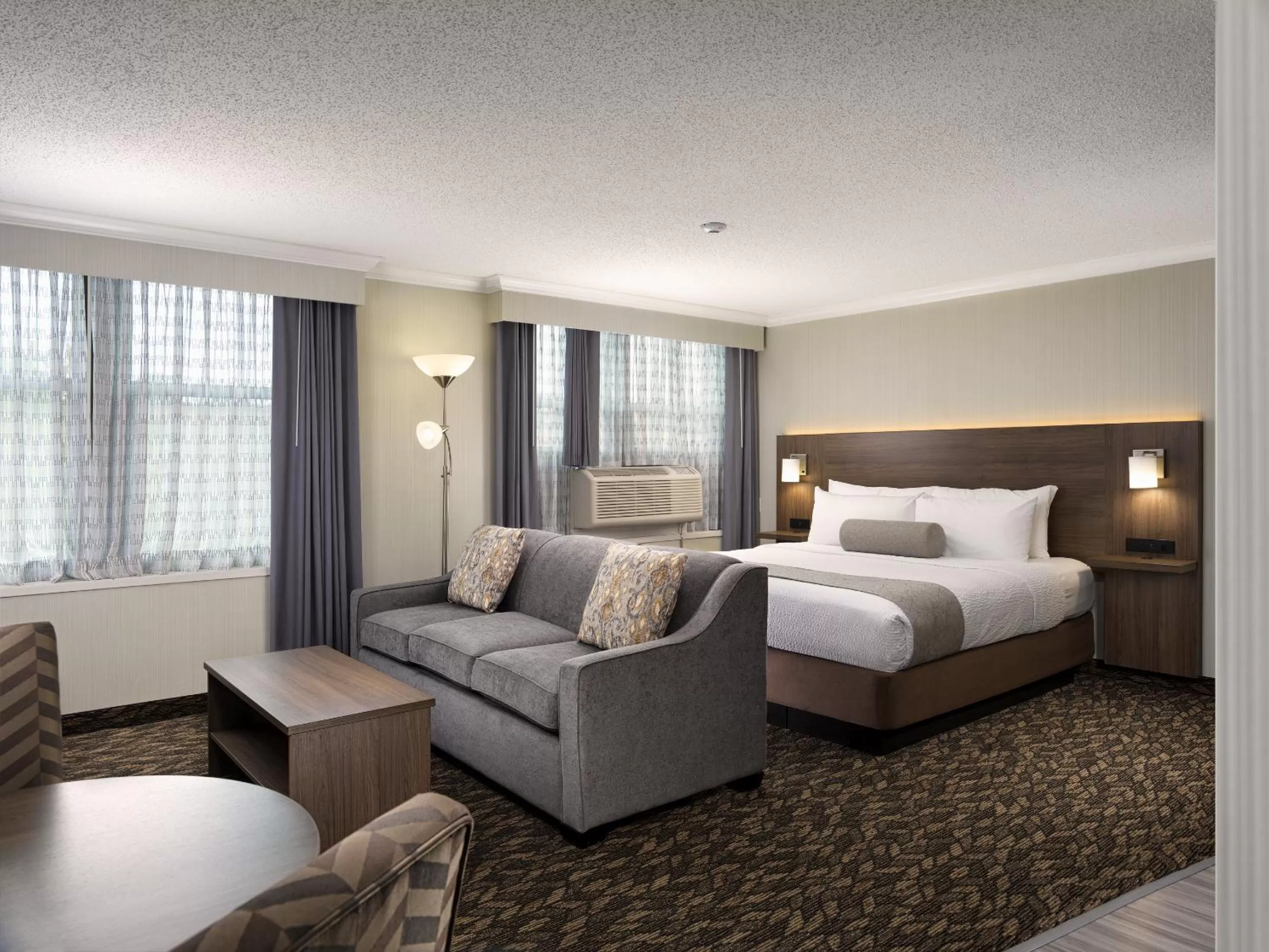 Living room, Bed in BEST WESTERN PLUS Carlton Plaza Hotel