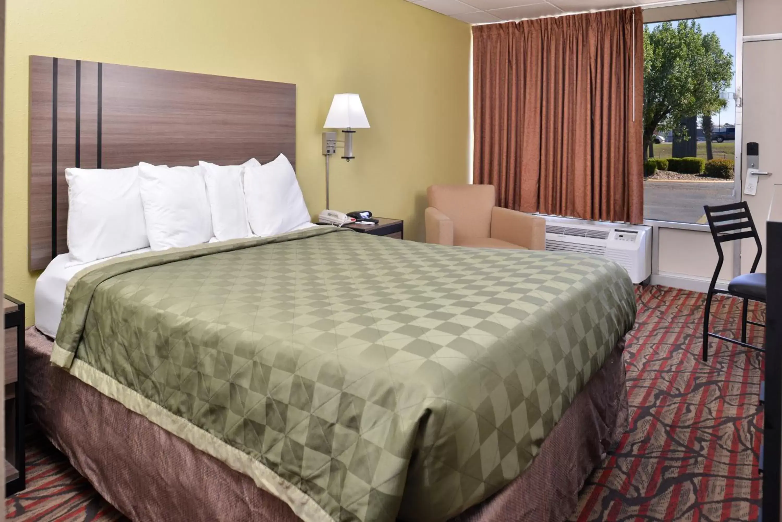Bed in Americas Best Value Inn West Monroe
