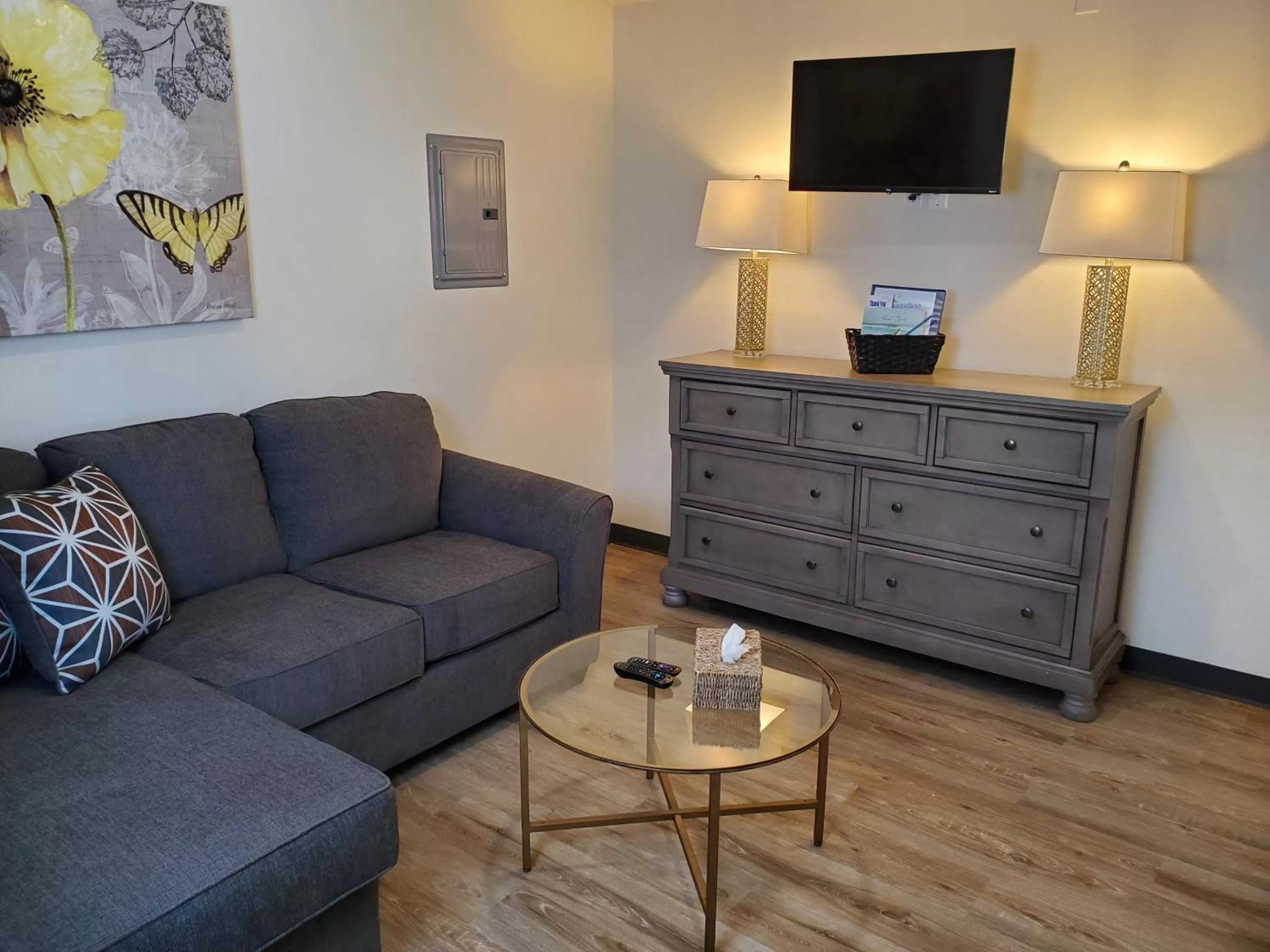 Bed, Seating Area in Moonstone Beach Motel
