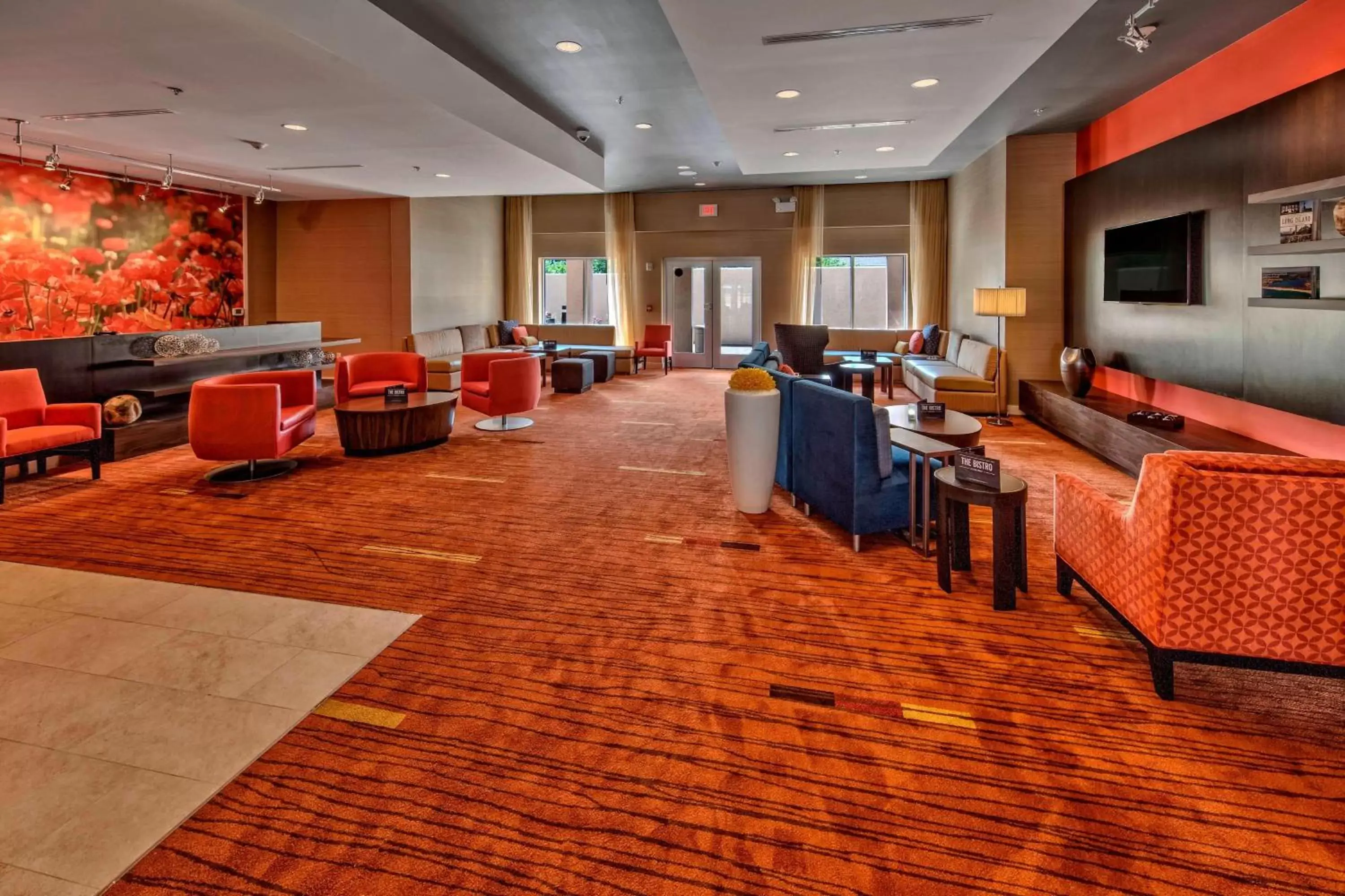 Lounge or bar in Courtyard by Marriott Westbury Long Island