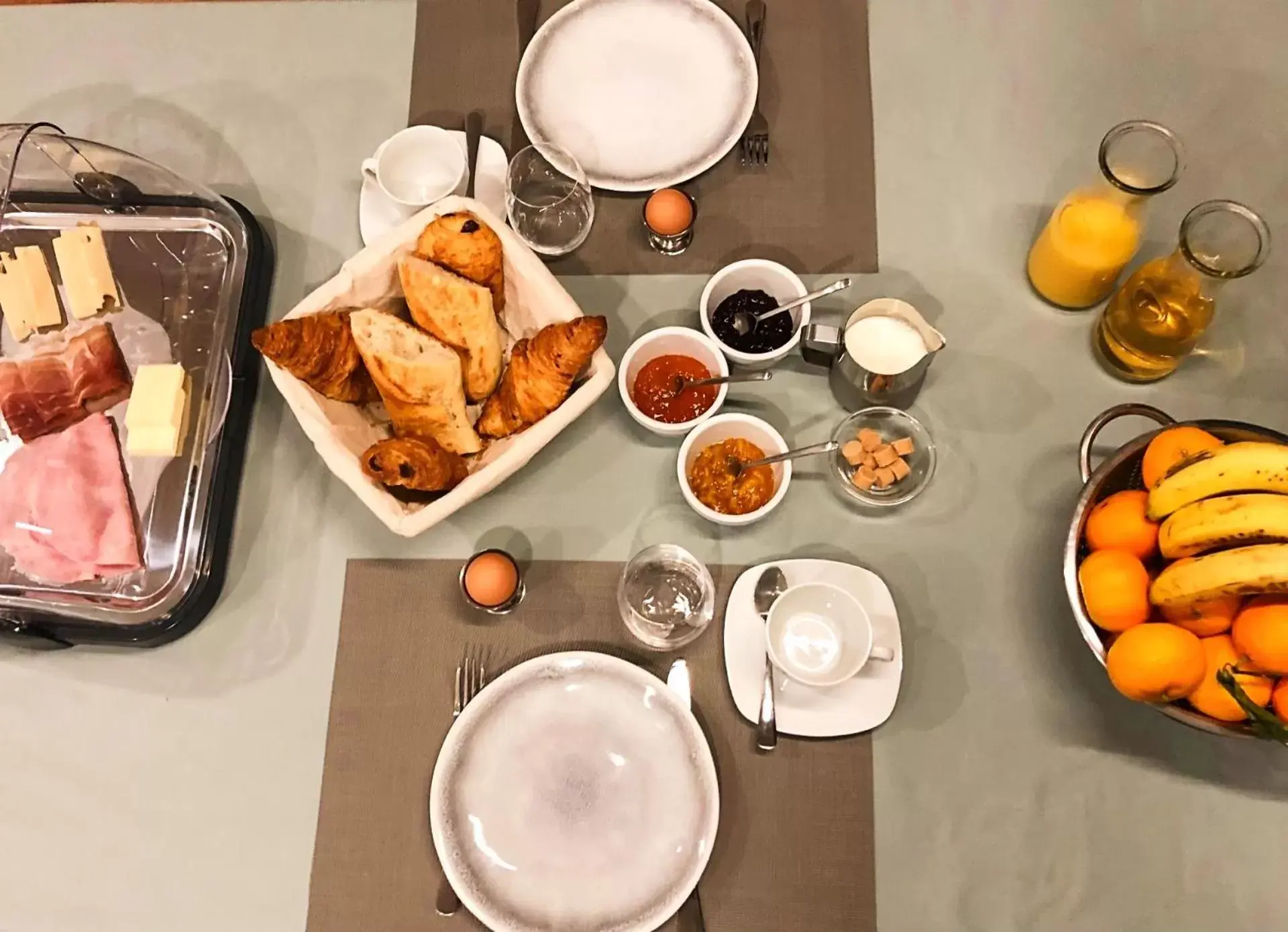 Continental breakfast in Le Mas des Oliviers Nîmes