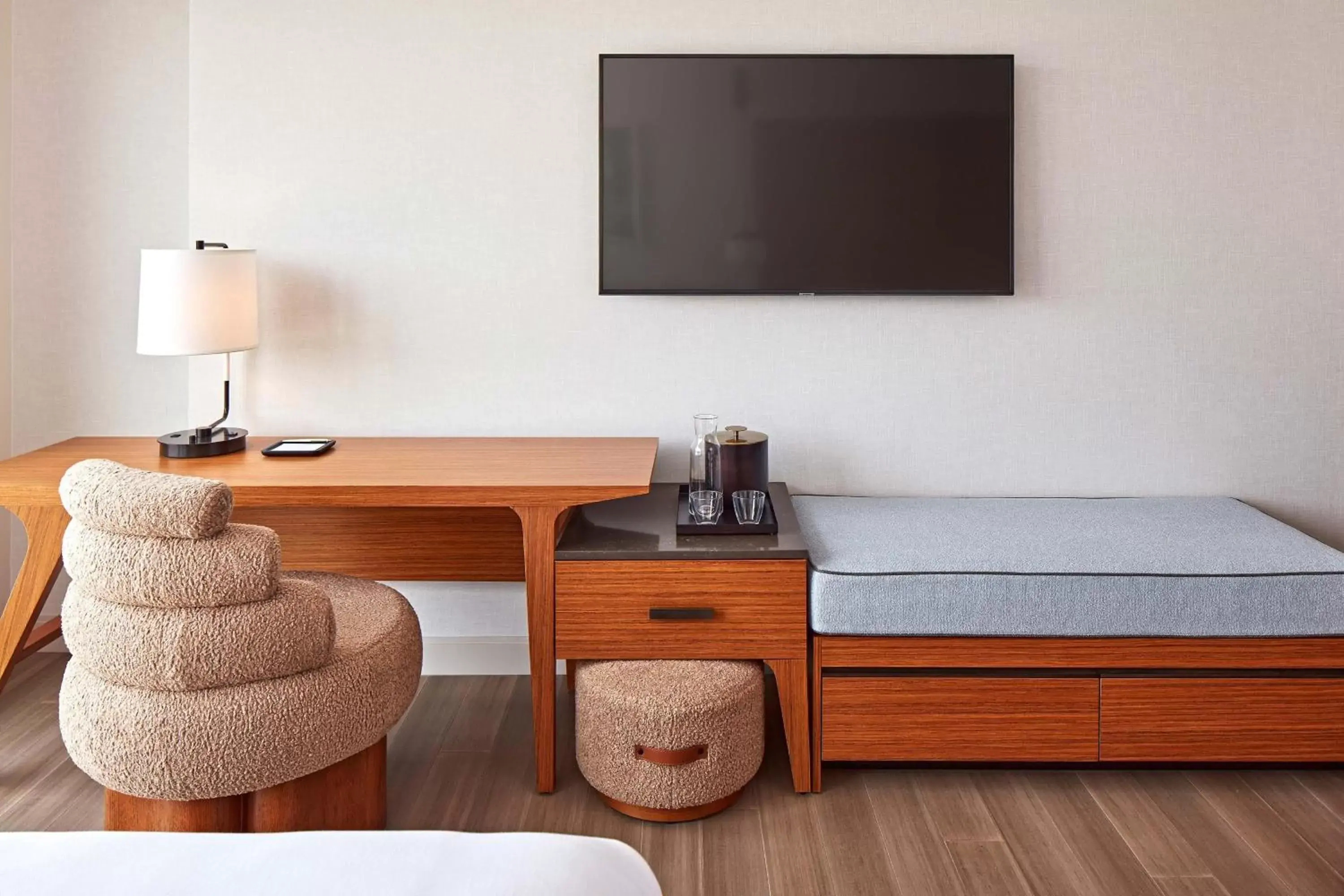 Photo of the whole room, TV/Entertainment Center in Hotel Citrine, Palo Alto, a Tribute Portfolio Hotel