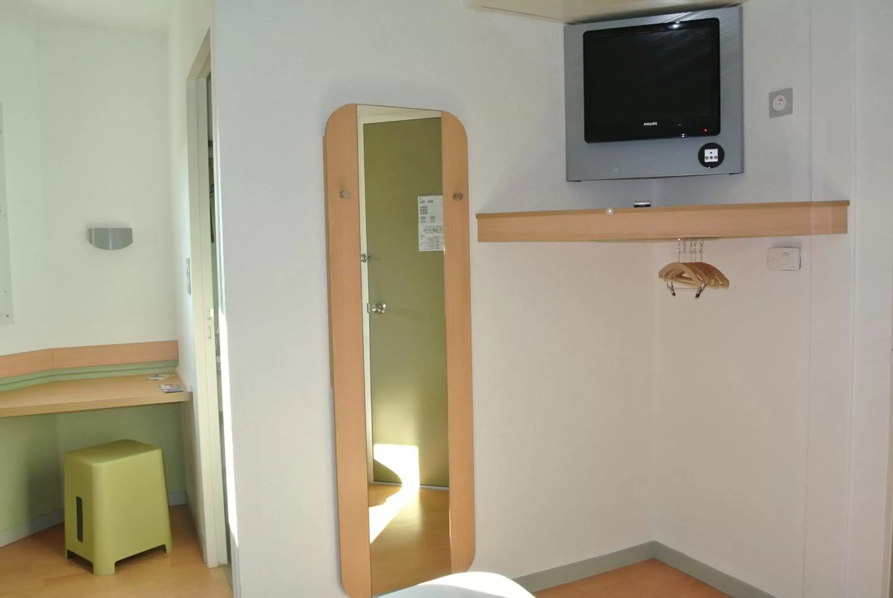 TV and multimedia, TV/Entertainment Center in ibis budget Chambéry Sud Challes Les Eaux