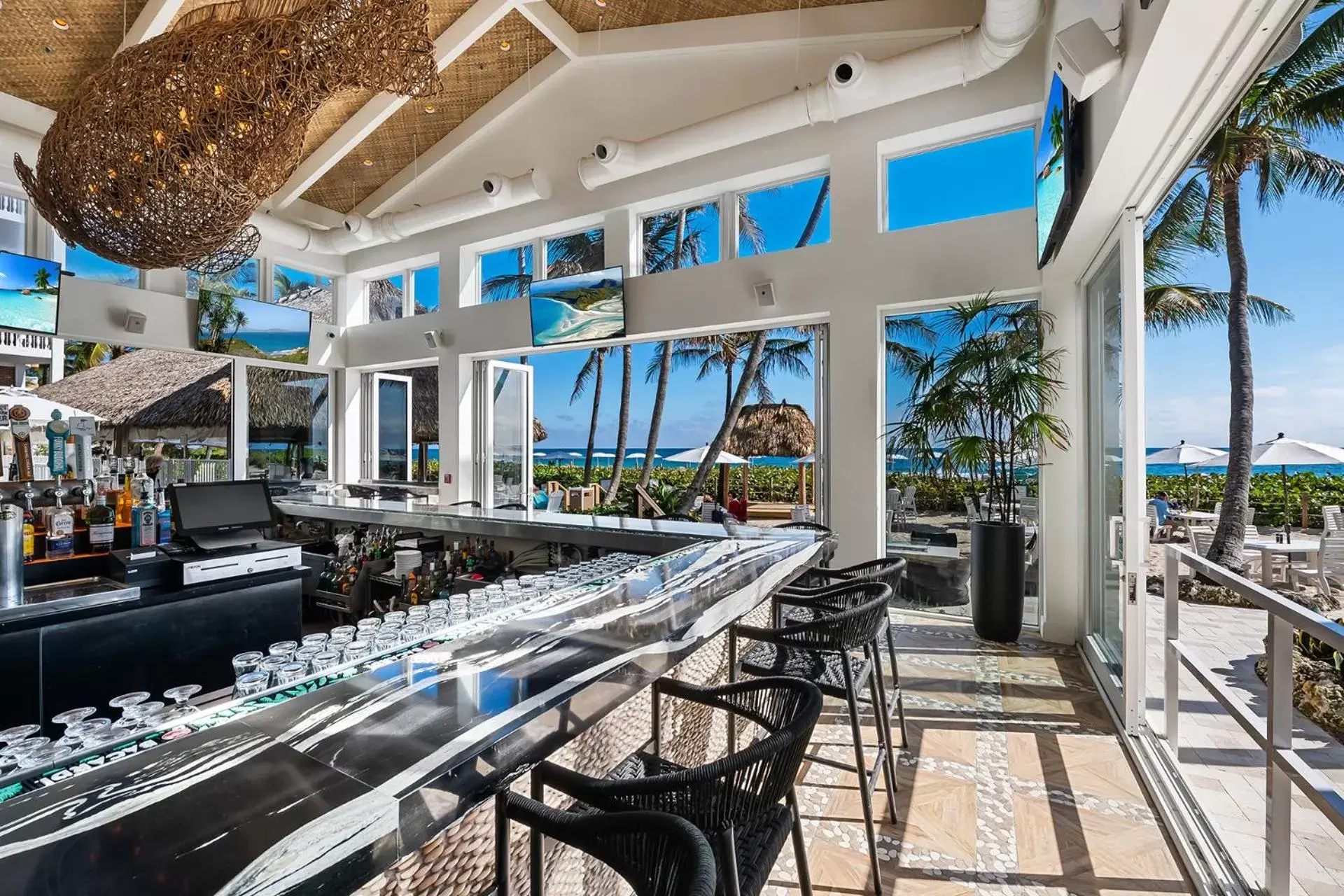 Restaurant/Places to Eat in Beachcomber Resort & Club