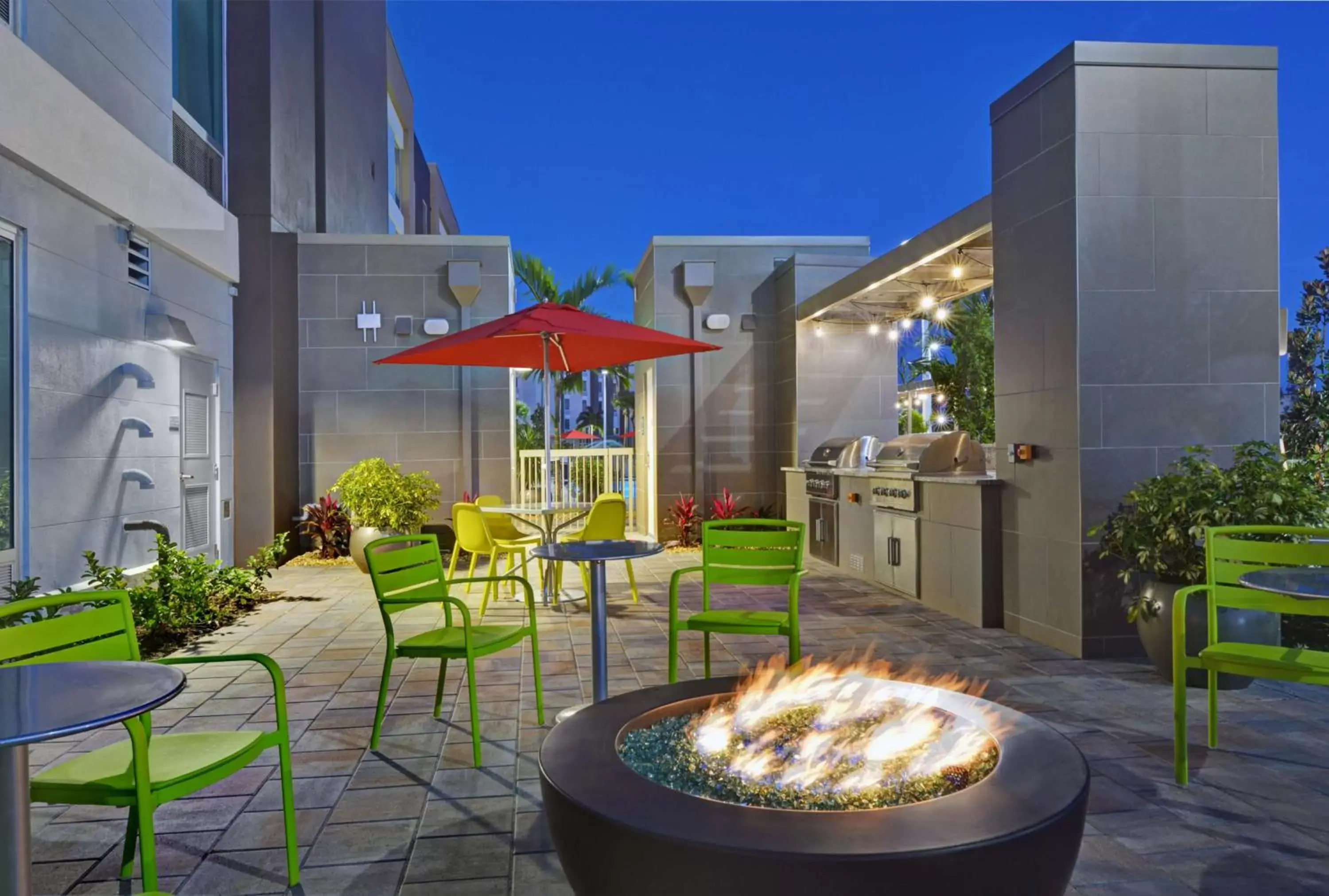 Dining area in Home2 Suites by Hilton Fort Myers Colonial Blvd